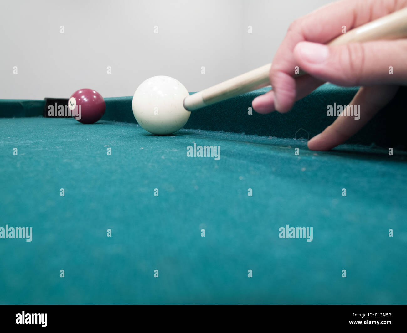 Immagine ravvicinata di snooker player tenendo shot Foto Stock