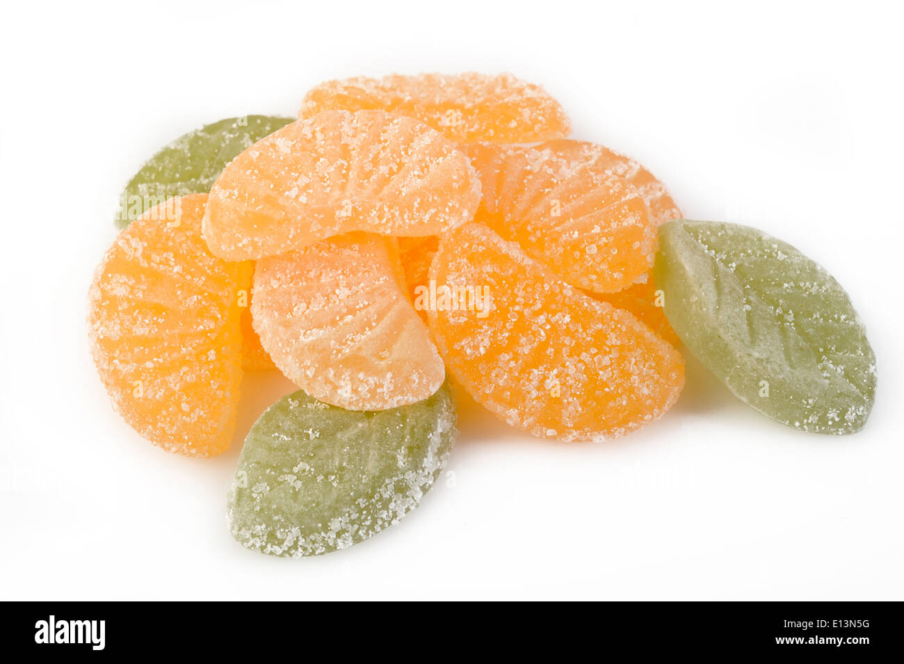 Gelatina di arancia canditi isolati su sfondo bianco Foto Stock