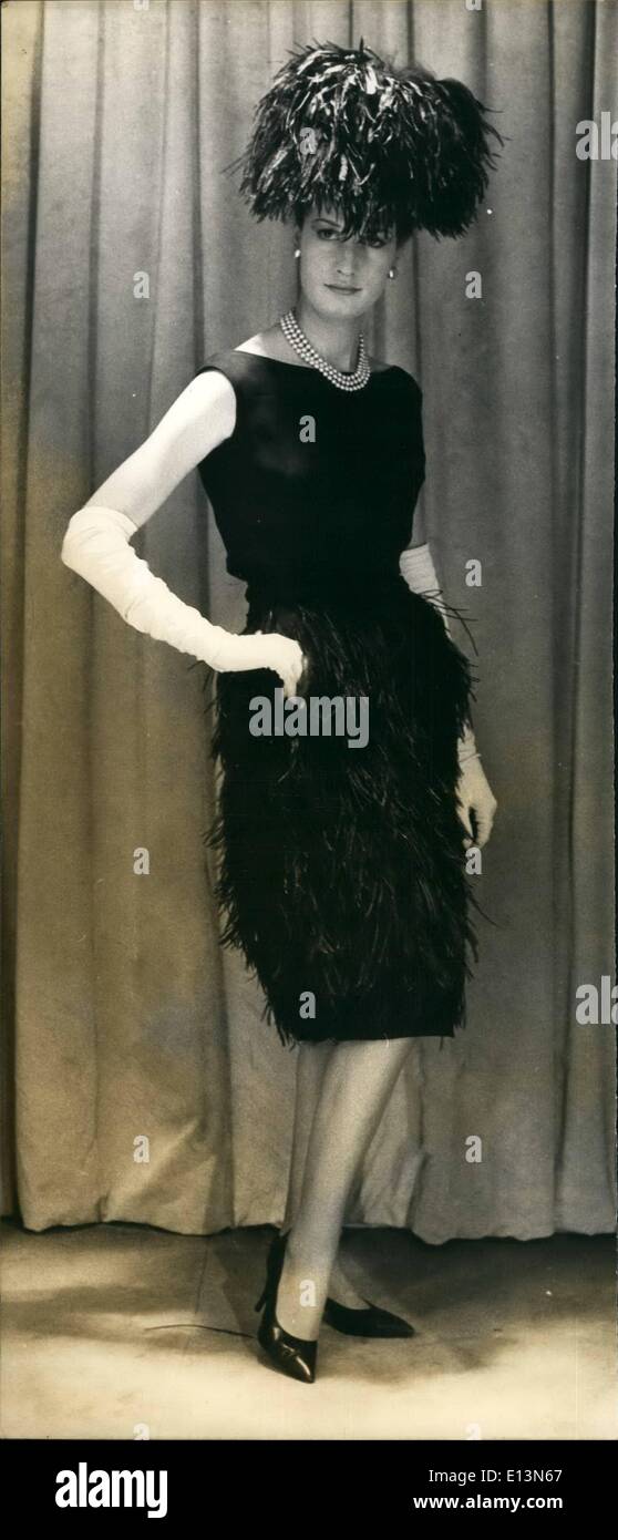 Mar 22, 2012 - Nuovi stili per la primavera - da Norman Hartnell.. ''Featherbrain'' - con mantello di piume. Keystone Mostra fotografica di:- ''Featherbrain'' è il nome dato a questo Blu Navy abito in chiffon con mantello di piume di struzzo - dalla nuova collezione da Norman Hartnell mostrato a Londra. Il cappello è di blu navy piume di struzzo da Mme. Claude St. Cyr.. Modellata da Sally Jamieson. Foto Stock