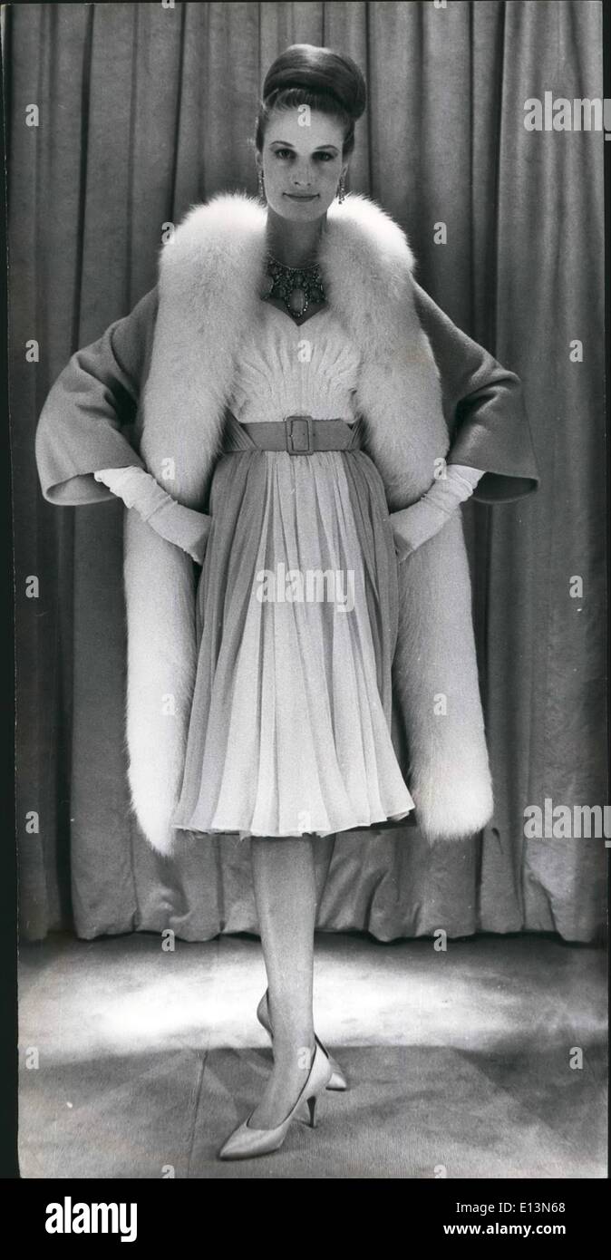 Mar 22, 2012 - Nuovi stili di primavera da Norman Hartnell.. Ghiaccio di cocco bianco con pelliccia di volpe: mostra fotografica di ghiaccio di noce di cocco è il nome di questa rosa e bianco Vestito chiffon indossato sotto rosa cappotto di lana bianca con pelliccia di volpe - dalla nuova collezione da Norman Hartnell.. Modellata da Sally Jamieson. Foto Stock