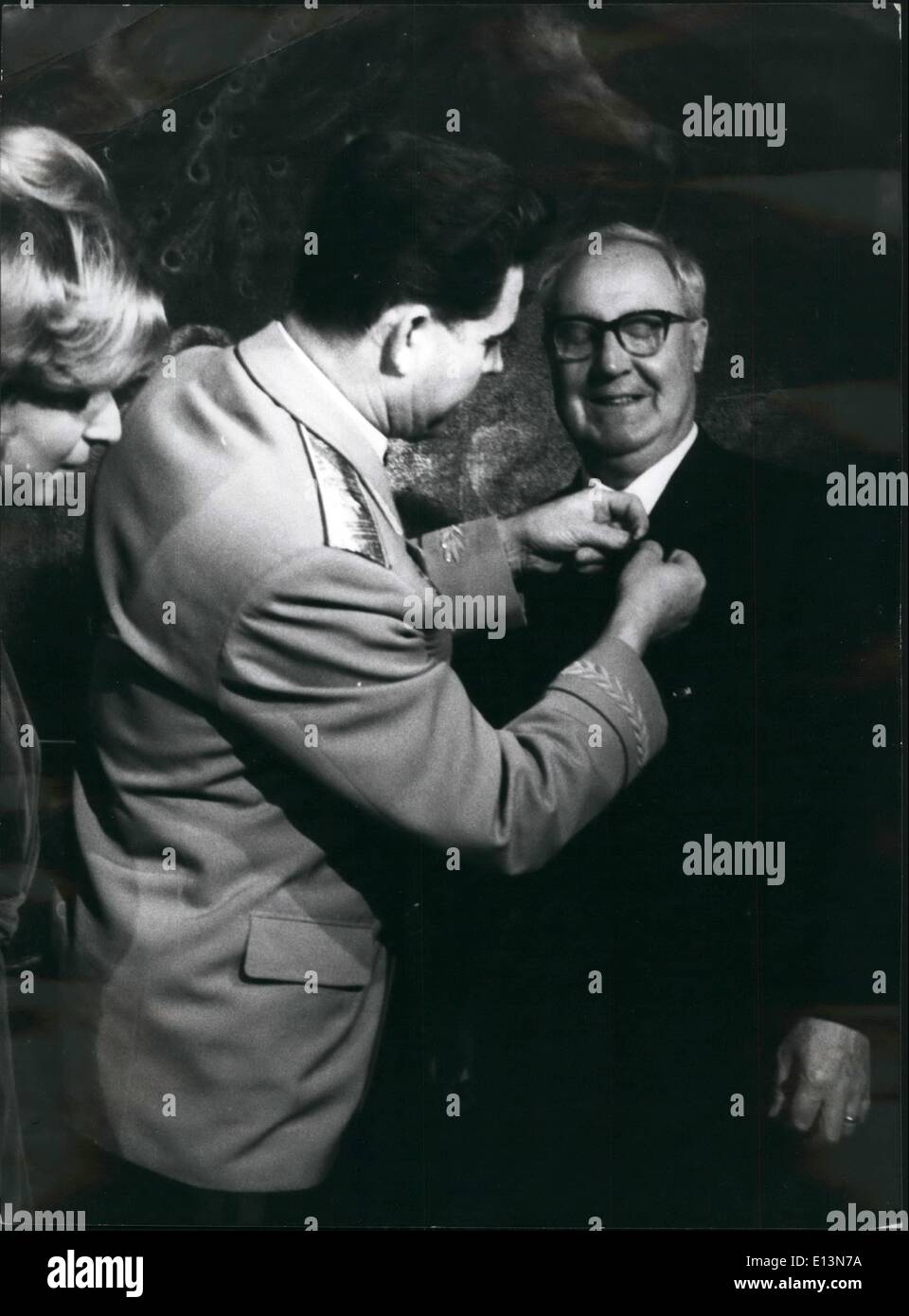 Mar 22, 2012 - cosmonauta sovietica gen. Georgy Bergovoy è in Italia per partecipare a una buona visita di amicizia URSS italiano, è stato ricevuto dal presidente della Repubblica italiana Giuseppe Saragat e decorata di lui di un segno distintivo dei cosmonauti sovietici. Foto Stock