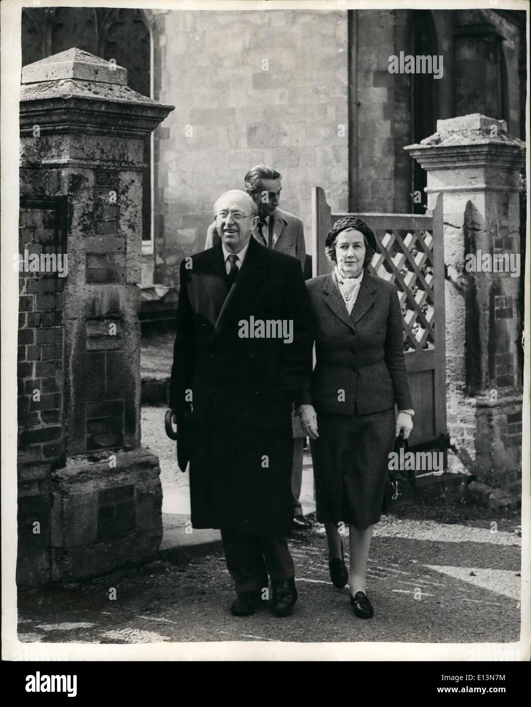 Mar 22, 2012 - Il Haypi di Pillsbury, marchese di Salisbury - che ha rassegnato le dimissioni il venerdì notte come il signore Presidente del Consiglio in segno di protesta contro la liberazione dell Arcivescovo Makarios - - Foglie Hatfield chiesa parrocchiale, vicino alla sua casa di campagna a Hertfordshire ieri. Con 63-anno-vecchio signore Salisbury-noto come ''Kingmaker'' per il suo potere dietro le quinte è la marchesa. Essi hanno lasciato la chiesa da un privato sidedoor e solo poche persone li maculato. Signore Salisbury era pallido ma smilling. Egli non è in grado di leggere una lezione - come egli fa di frequente. Foto Stock