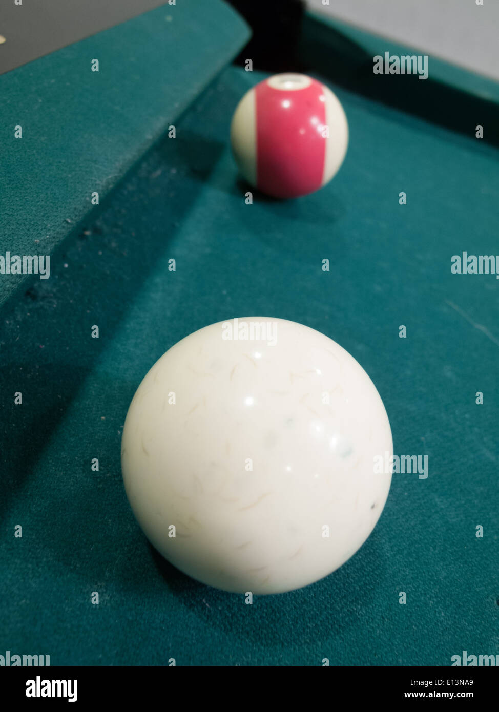 Cue ball pool con palla sul tavolo da biliardo Foto Stock