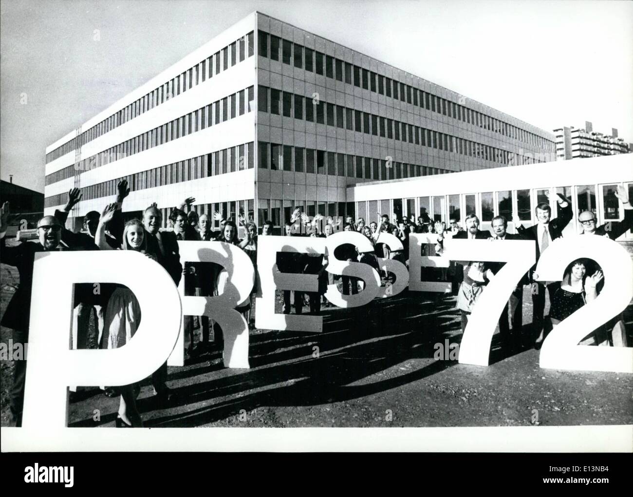 Mar 02, 2012 - questo edificio. sarà la sede di stampa durante il 1972 in occasione dei Giochi Olimpici di Monaco di Baviera. Le agenzie di stampa, i giornalisti e i fotografi hanno i loro uffici, laboratori e laboratori sparsi su 18.000 metri quadrati su quattro piani. La testa della Olympic stampa dipartimento, Hanz Klein (sinistra), e i suoi colleghi si prenderà cura del 4000 giornalista accreditato. Foto Keystone 27.12.1971 Foto Stock