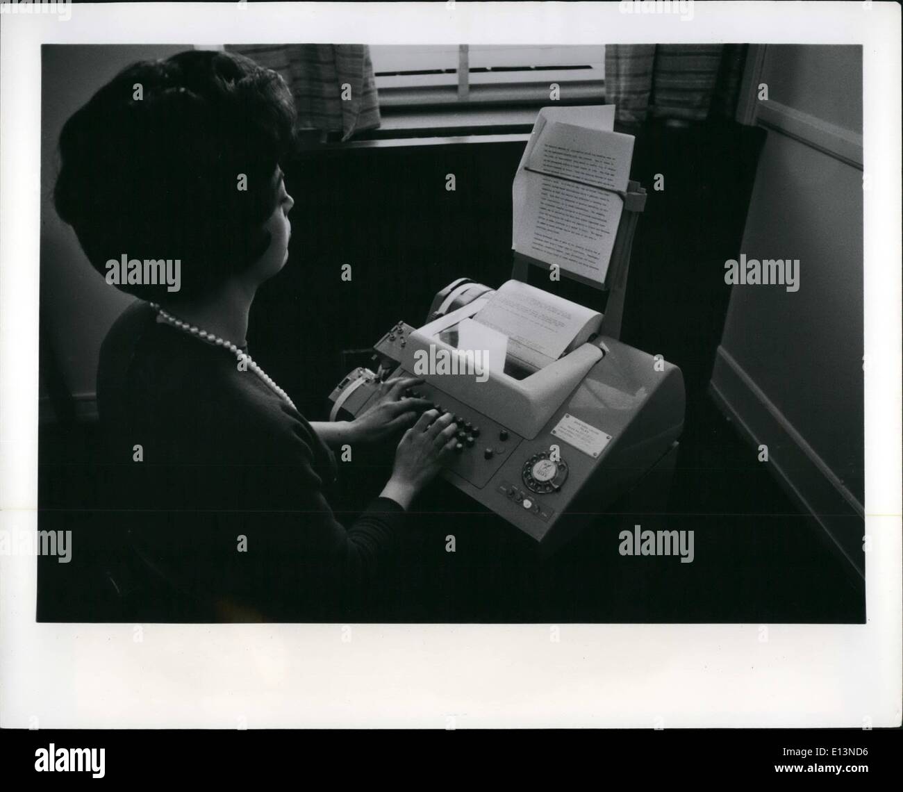 Mar 22, 2012 - Telex, il ''Dial un filo"; servizio Western Union di ''dial un filo'' telescrivente permette agli utenti di parlare in avanti e indietro per iscritto al tempo speciali tariffe di distanza. Dopo la selezione di un collegamento su questa macchina, gli abbonati di scambiare messaggi istantaneamente digitandole sui nastri inchiostratori per macchine da scrivere come tastiera. Uno di Western Union in più rapida crescita, servizi telex ora ha circa 27.000 gli utenti degli Stati Uniti e la macchina può essere utilizzata per comunicare direttamente con più di 275.000 Telex agli abbonati in 146 paesi in tutto il mondo. Foto Stock Mar 22, 2012 - Telex, il ''Dial un filo"; servizio Western Union di ''dial un filo'' telescrivente permette agli utenti di parlare in avanti e indietro per iscritto al tempo speciali tariffe di distanza. Dopo la selezione di un collegamento su questa macchina, gli abbonati di scambiare messaggi istantaneamente digitandole sui nastri inchiostratori per macchine da scrivere come tastiera. Uno di Western Union in più rapida crescita, servizi telex ora ha circa 27.000 gli utenti degli Stati Uniti e la macchina può essere utilizzata per comunicare direttamente con più di 275.000 Telex agli abbonati in 146 paesi in tutto il mondo. Foto Stock