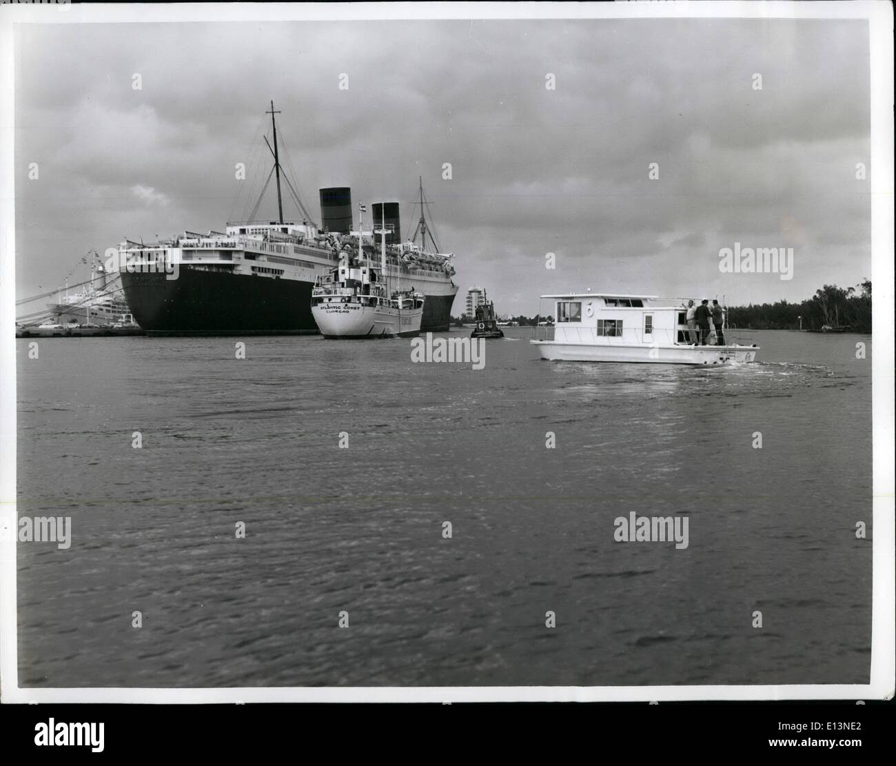 Mar 22, 2012 - rimpicciolendo una casa galleggiante e altre imbarcazioni in porto, la Regina Elisabetta è temporaneamente ancorata al suo nuovo Florida casa, Port Everglades, situato tra Hollywood e Fort Lauderdale. Il più grande del mondo luxury liner è stato della nuovissima attrazione. È aperto per visite guidate da parte del pubblico in attesa servizi permanenti. Foto Stock