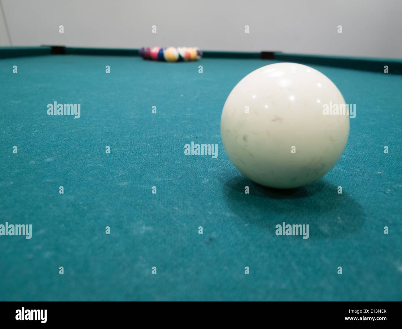 Cue ball pool con sfere sul tavolo da biliardo Foto Stock