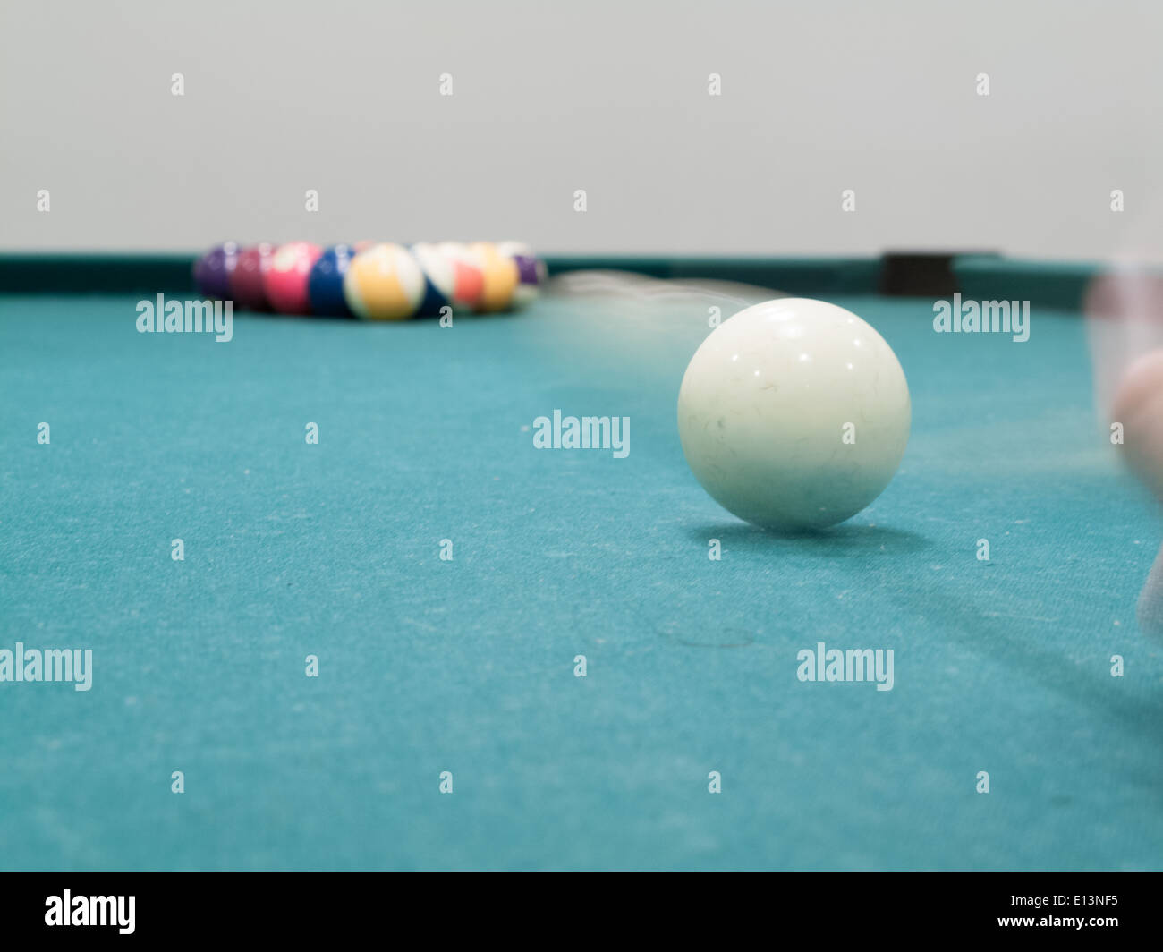 Cue ball in motion raggiungendo verso la piscina sfere Foto Stock