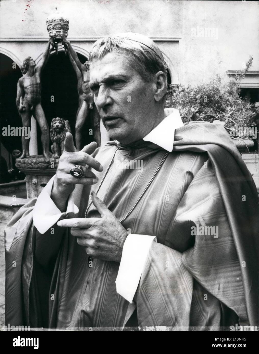 Mar 22, 2012 - Il Cardinale che ha disposto un'abdicazione.: Austrailian star Peter Finch ha portato il mistero, la potenza e il colore di un secolo XVII Cerdinel alla vita in pineta durante le riprese la storia della regina Christins della Svezia e la sua abdicazione e la conversione alla fede cattolica. Il film è di essere chiamati per l'abdicazione e star norvegese Liv Ullman ha il ruolo della regina il cui coinvolgimento con Cardinel Assoline, assegnati dal POP come suo consigliere spirituale Foto Stock