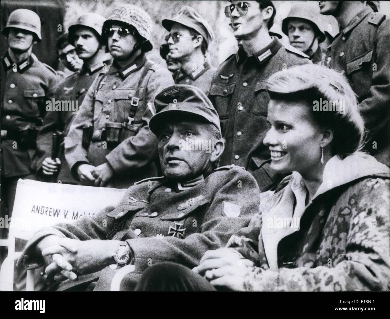 Mar 22, 2012 - Richard Burton sparare il nuovo film "teinerii'': un poliziotto è sempre al posto di tiro per guardare le pistole. Foto Stock