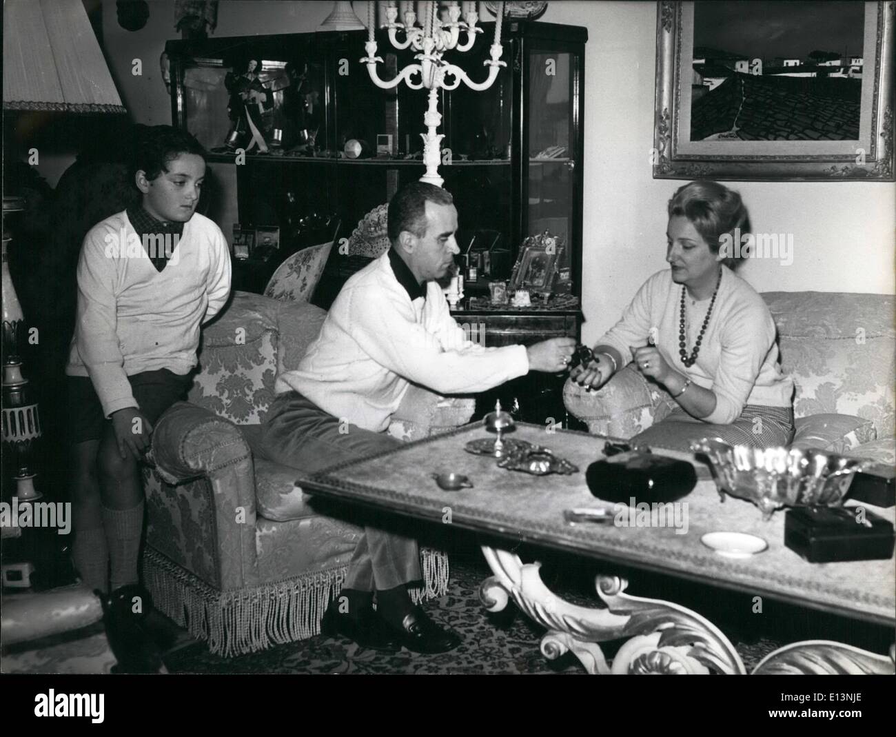 Mar 22, 2012 - Luca Di Schiena è chiamato " il Papa telespeaker'': Luca Di Schiema la tele-oratore che durante gli anni passati ha introdotto alcuni dei più importanti "'reportages'' sugli schermi televisivi, nella foto a casa con sua moglie e suo figlio Gianluca. Ha iniziato la sua carriera in 1959 ma la sua grande occasione arrivò quando ha presentato il primo evento memorabile nella storia della televisione: il telstar. Da allora è stato progettato come 'oratore' di importanti ed eventi internazionali ad ''Economenical consiglio'', Papa Giovanni la morte e i funerali di Papa Paolo VI elezione e Johnn assassinio di Kennedy Foto Stock