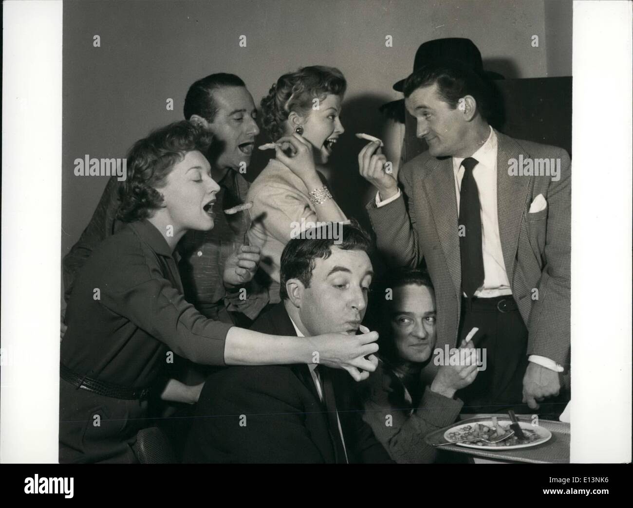 Mar 22, 2012 - passando il chip: quando ''idiota weekly'' dovrebbe essere andando a premere: televisione, più recenti mostrano più folli, ''idiota settimanale, Twopence prezzo'' interpretato da Peter Sellers e numerose altre zanies, dovrebbe essere ''(illeggibile)'' premere tempo. ma il cast non può fare nulla fino a che non viene alimentata - su venditori' chips. Qui stanno avendo il loro chip - l-r: Giugno Whitfield, Max Geldray, tortino di Lewis e Graham Stark, e sedersi sono Peter Sellers e Kenneth Conner. Foto Stock