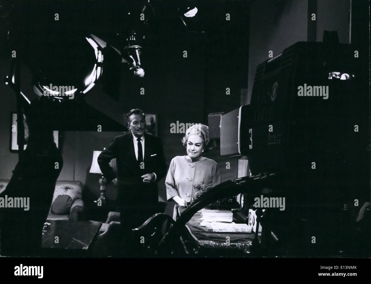 Mar 22, 2012 - Pizzicare colpisce per la sua figlia ospedalizzati Christina Crawford; Joan Crawford e Jeffrey Lynn appaiono insieme sul Storm segreta, un Roy Winsor Produzione, diretto da Gloria Monty. CBS-Canale 2 Foto Stock