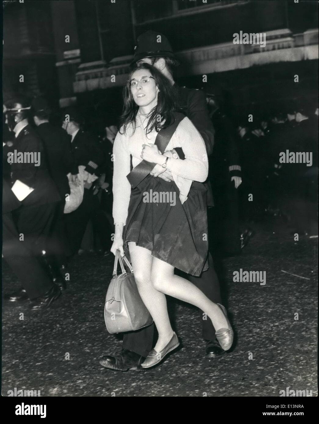 Mar 22, 2012 - Mostra fotografica di ragazza giovane manifestante è visto essendo portati via durante la battaglia di Trafalgar Square questa sera. Foto Stock