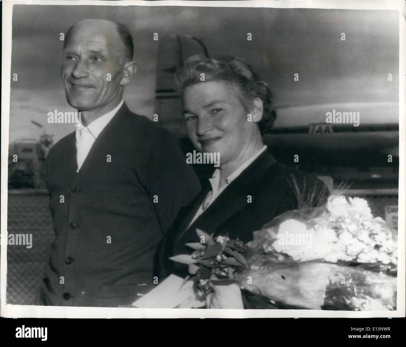 Mar 22, 2012 - "non è mia moglie", dice l'uomo a Reunion: un uomo a aeroporto di Canberra, Australia, abbracciato una donna che aveva volato dalla Polonia per ricongiungersi a lui dopo 21 anni. Poi ha stordito un gruppo di poli di felice che ha atteso per accogliere la donna con fiori annunciando: "Egli non è mia moglie''. L'uomo, Peter Pasziewska, di Ainslie, Canberra, ultimo visto sua moglie, Elena, in Polonia nel 1939. Paszniewska e sua moglie si è sposato nel 1930, ma fu catturato dai tedeschi e inviato in un campo di prigionia nel 1939 Foto Stock