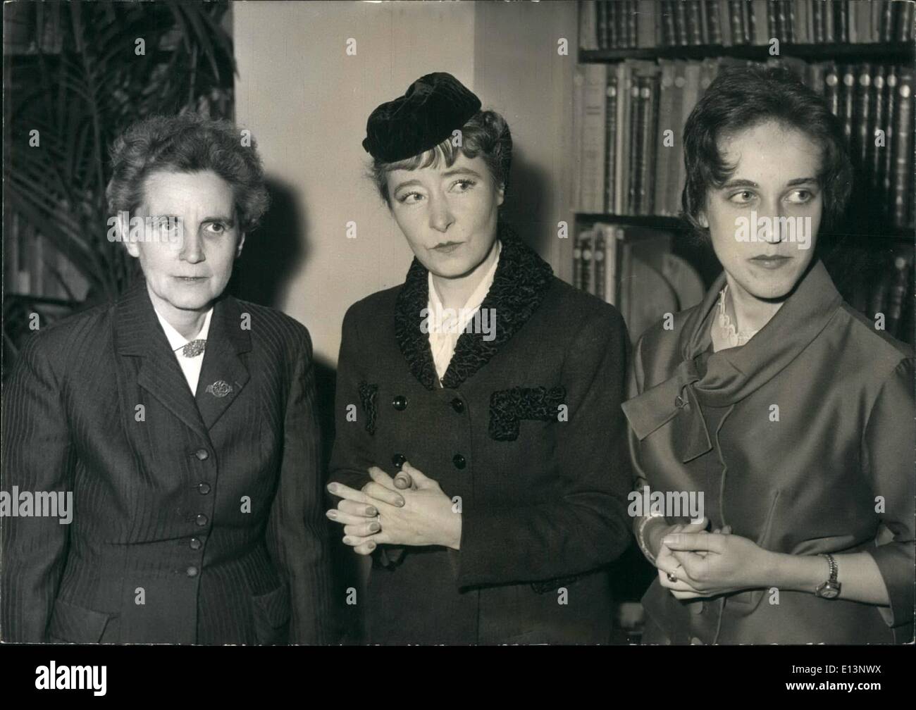 Mar 22, 2012 - Mme. Angele Payen riceve il premio della società francese per gli ospedali Storia Il sig. Bernard Chenot, Ministro della sanità e della popolazione ha dato il premio della società francese della storia dell'ospedale. Mme Angele Payen ha ricevuto il gran premio (150.000 franchi) per tutte le sue opere circa la storia dell'ospedale. NPM: L.T R. i tre vincitori: Marcelle Risler (2a prezzo 50.000 franchi); Mme Angele payne (primo gran premio) e Josette Vergne (2° premio 50.000 franchi) Foto Stock