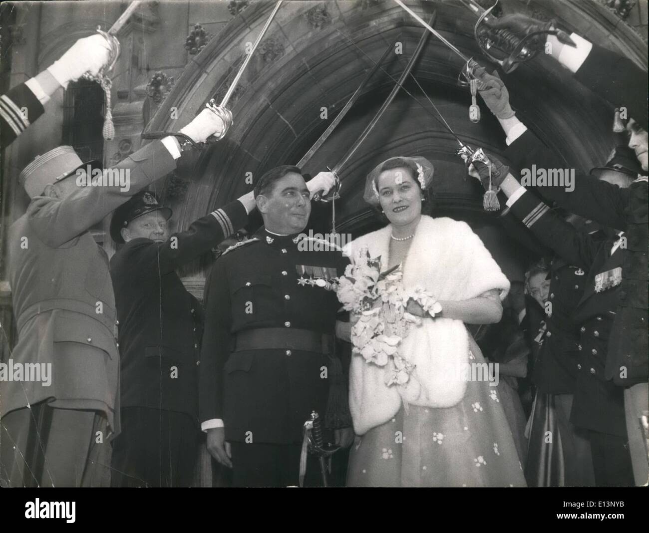 Mar 22, 2012 - Ann Ruml, Lt. Col. Doyle wed a Parigi: la sposa Ann ruml, figlia del sig. e della sig.ra Beardsley Rumml di New York e lo Sposo, Lt. Col. John R.D. Dople, nipote del defunto Sir Arthur Conan Doyle, creatore di Sherlock Holmes, passare sotto il 'Steel Archway'' durante le nozze presso l' ambasciata britannica chiesa, Parigi, sabato 18 aprile, Foto Stock