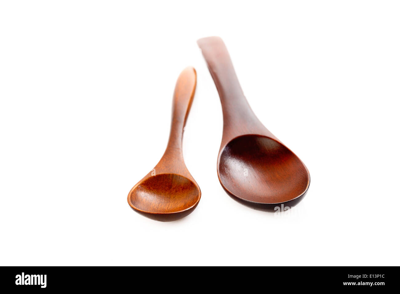 Cucchiaio di legno isolato su sfondo bianco Foto Stock