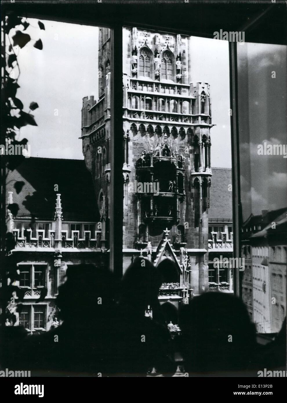 Mar 22, 2012 - Vista sulla campana gioca con i Schaffler-dance (Schaffler-Coopers) nella torre del palazzo del municipio a Marien-Square. Quotidianamente alle undici del mattino quando il gioco a campana sta squillando, molti curiosi vengono a trovare. Durante la stagione spesso - un paio di centinaia di persone sono oltre ad affollare l Marien-Square, al fine di vedere il raro 'play' Foto Stock