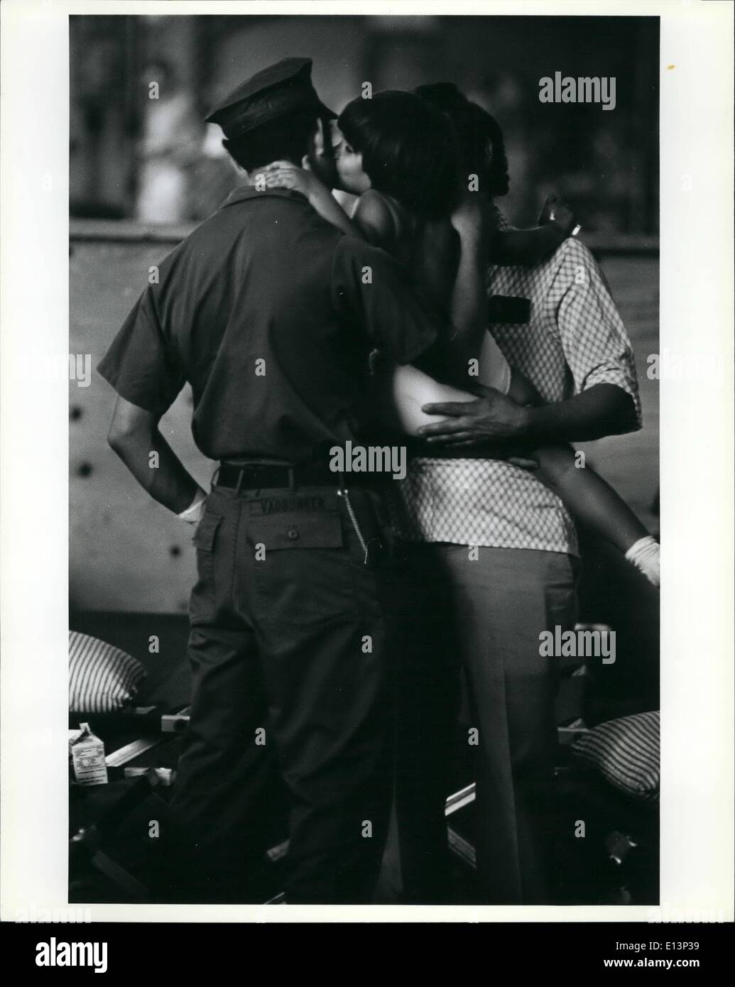 Mar 22, 2012 - Un marine ottenere un bacio da un piccolo rifugiato cubano come ella è detenuto da suo padre presso il rifugiato area di mantenimento di Key West Foto Stock