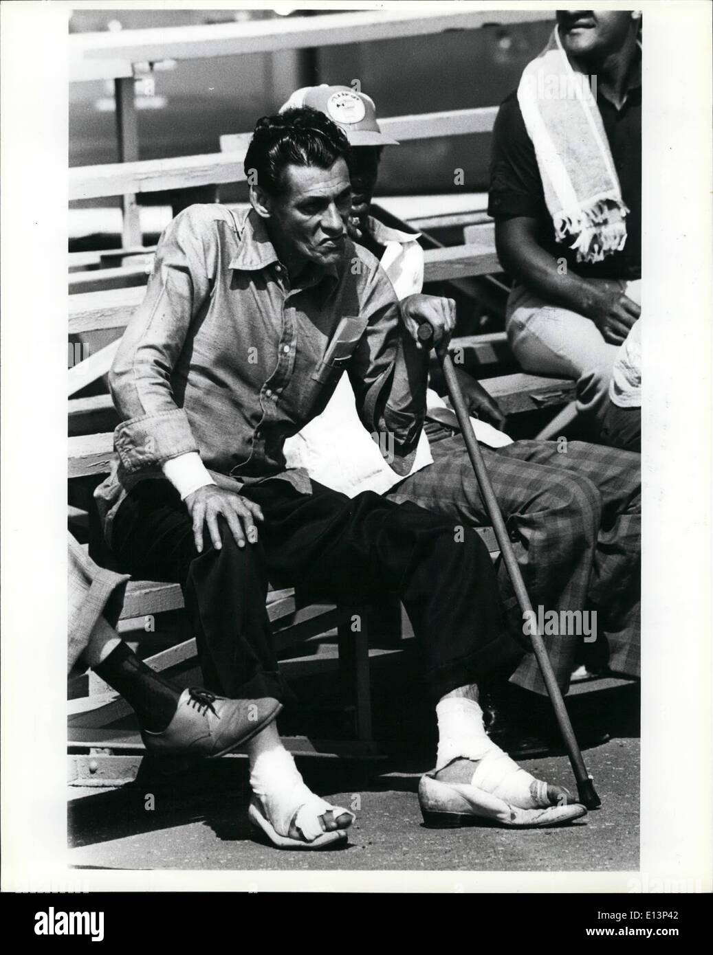 Mar 22, 2012 - Questo uomo che ha detto che le gambe e le braccia erano stati feriti da cani a Cuba, si siede sulle gradinate come egli attende il primo servizio in chiesa per essere eseguita poiché i cubani arrivati da Key West a Eglin Air Force Base. La foto è stata scattata a Ft. Walton Beach fairgrounds, dove il nuovo arrivo erano in fase di elaborazione. Foto Stock