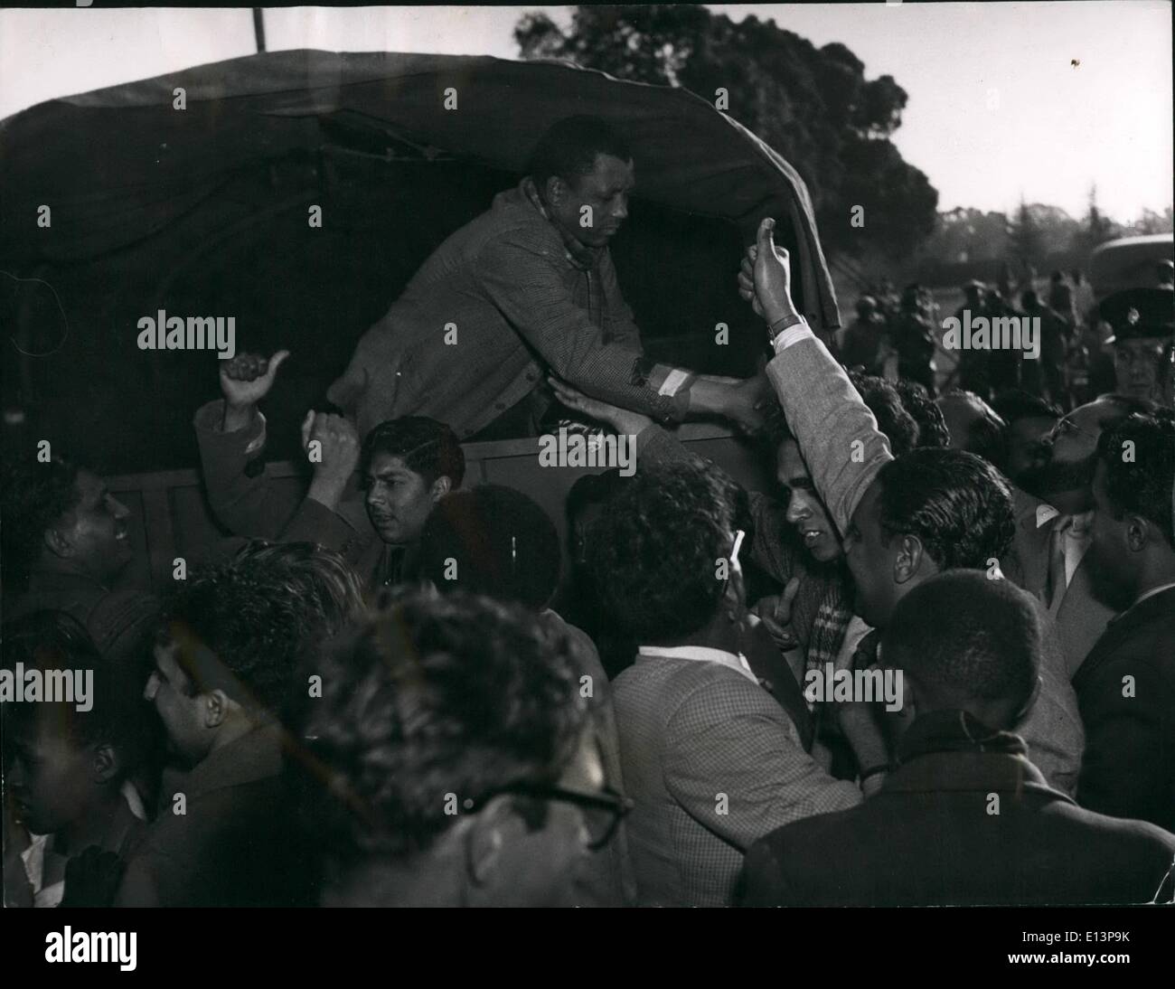 Mar 22, 2012 - Walter Sisulu, segretario generale del Congresso Nazionale Africano, dopo essere stato arrestato in Boksburg ubicazione. A causa del grande numero di simpatizzanti accalcarsi intorno a lui, egli è stato rimosso da un furgone chiuso dopo che questa è stata scattata la fotografia. Foto Stock