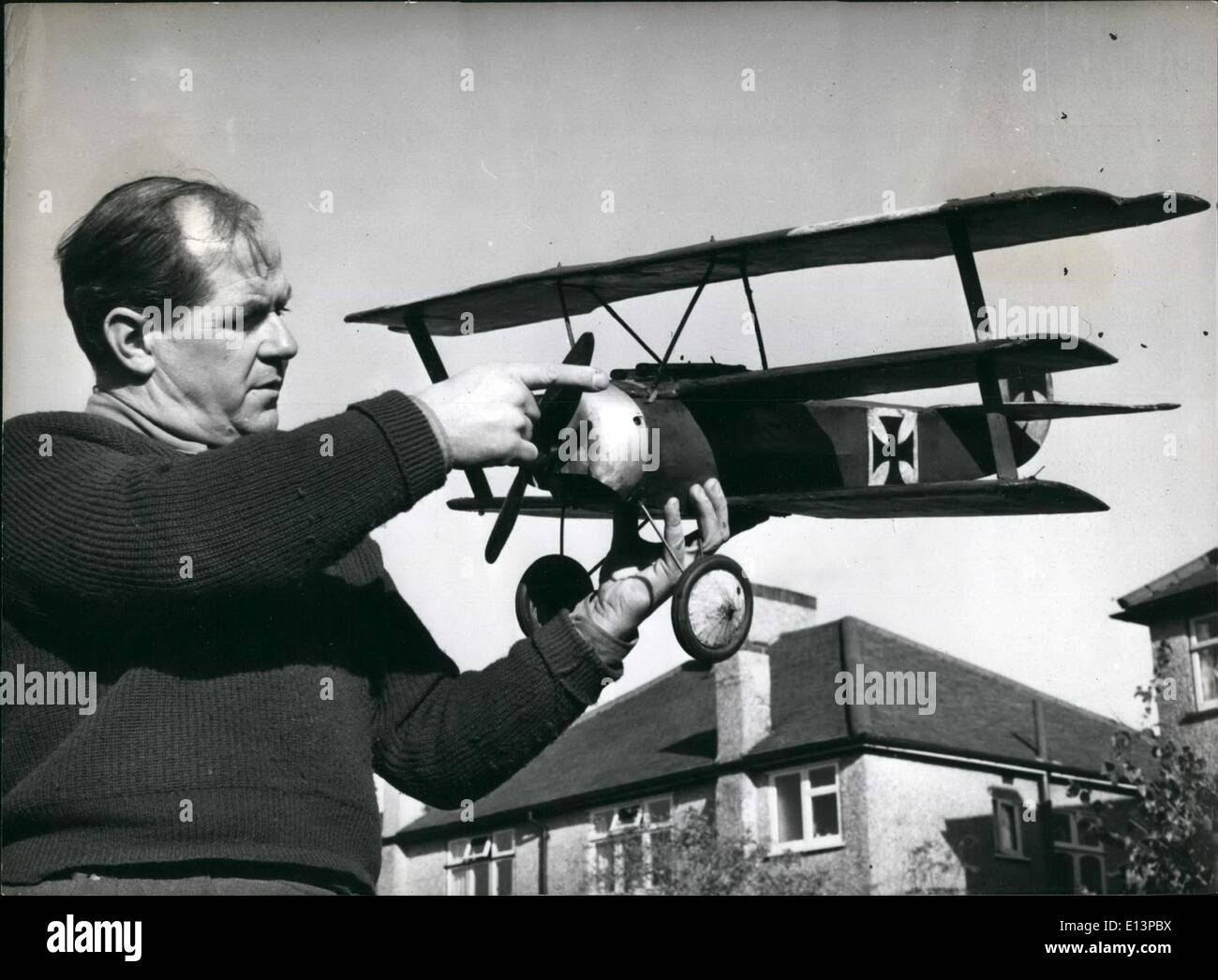 Mar 22, 2012 - un fatto a mano Fokker Tri piano della Prima Guerra Mondiale Vintage. Il sig. Edward Norman mantiene uno dei suoi primi modelli Fokker fighter con tre ali. In realtà fliesÃ Foto Stock