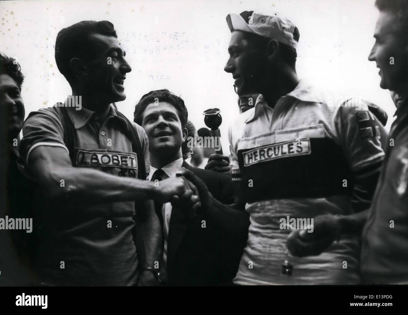 Mar 22, 2012 - Il Tour de France è finita: Vincitore Louison Bobet e British Ricer trasformata per forte gradiente che ha finito in ultima posizione stringe la mano amichevole dopo l'arrivo a Parigi. Foto Stock