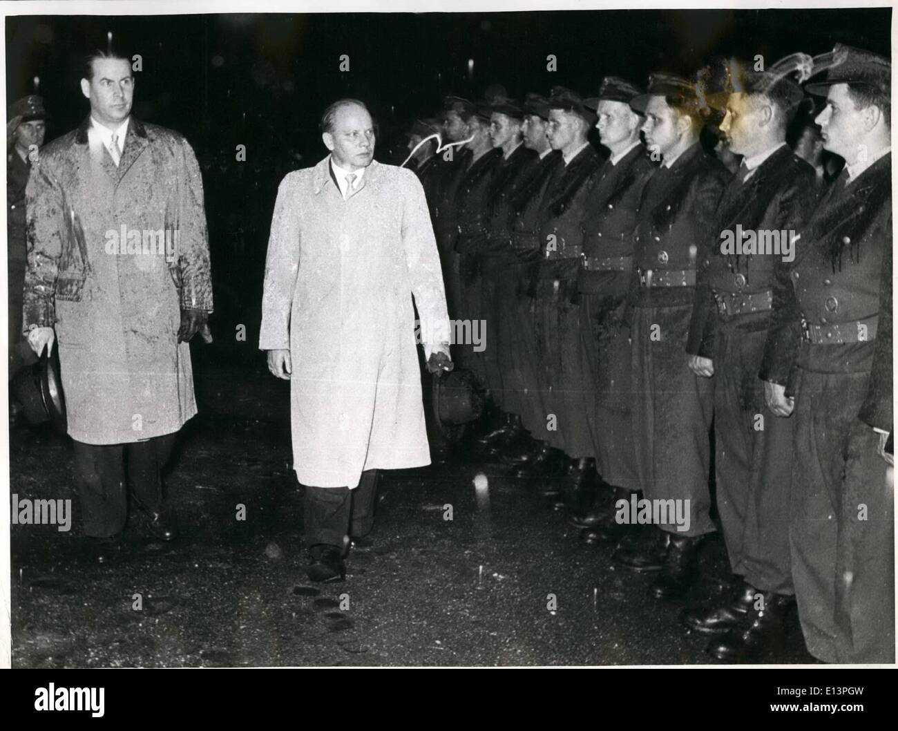 Mar 22, 2012 - Prima sfilata militare di Bonn: per la transizione dalla Bundesgronschutz ai militari era a Bonn la prima sfilata. 1) Home Segretario dott Schroder e il ministro della difesa Ih-Blank rivedendo le saldature anteriore. 2) Foto 2 primo tatuaggio militare a Bonn. Foto Stock