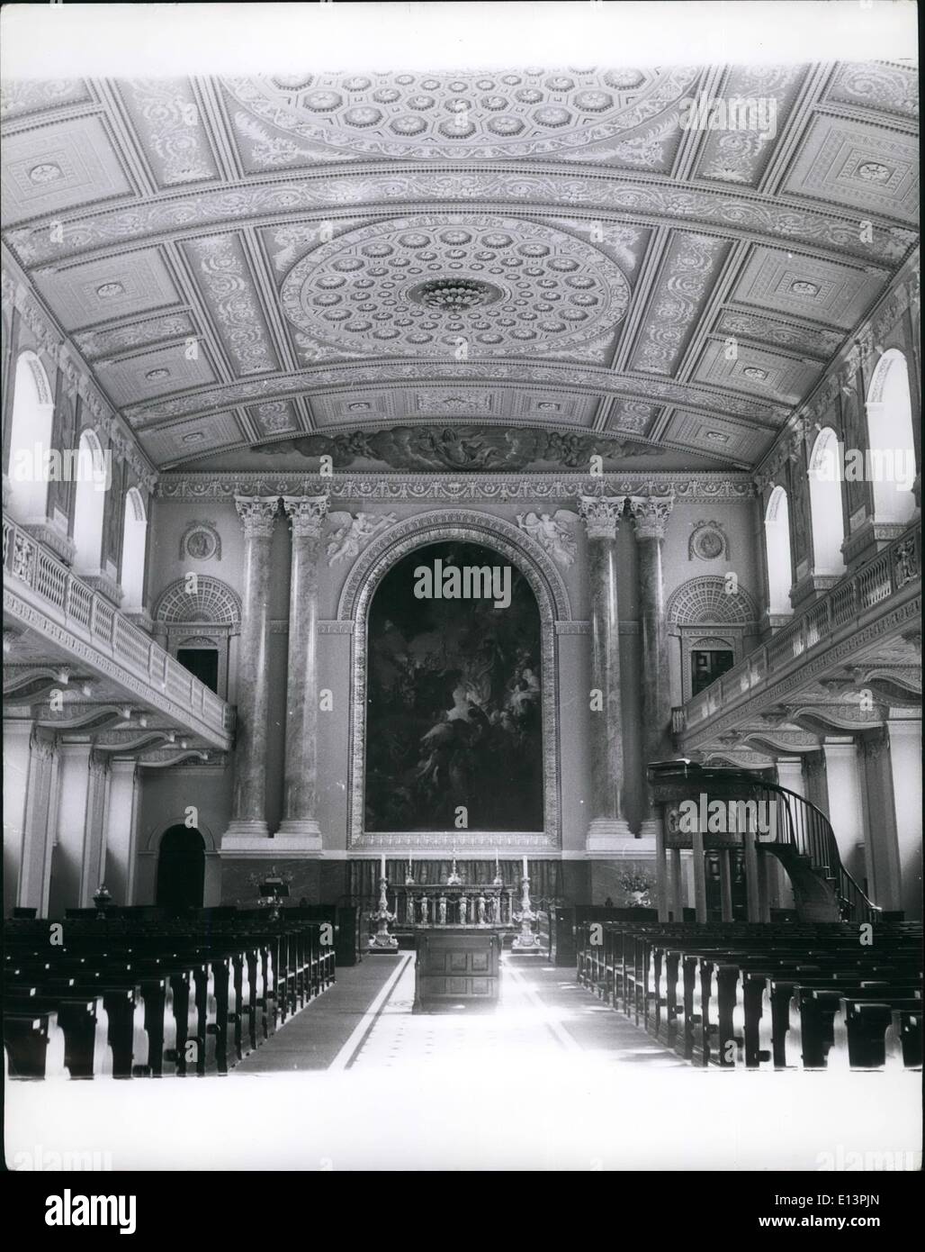 Mar 22, 2012 - Greenwich Palace - La Cappella. Guardando verso l'altare su cui è un dipinto di Sir Benjamin West, rappresentando l'incidente di San Paolo e la vipera sull isola di Malta. Sulla destra è un bel pulpito circolare che è supportato da sei colonne scanalate di tiglio. La scala è un magnifico esempio di falegnameria artigianale. Foto Stock