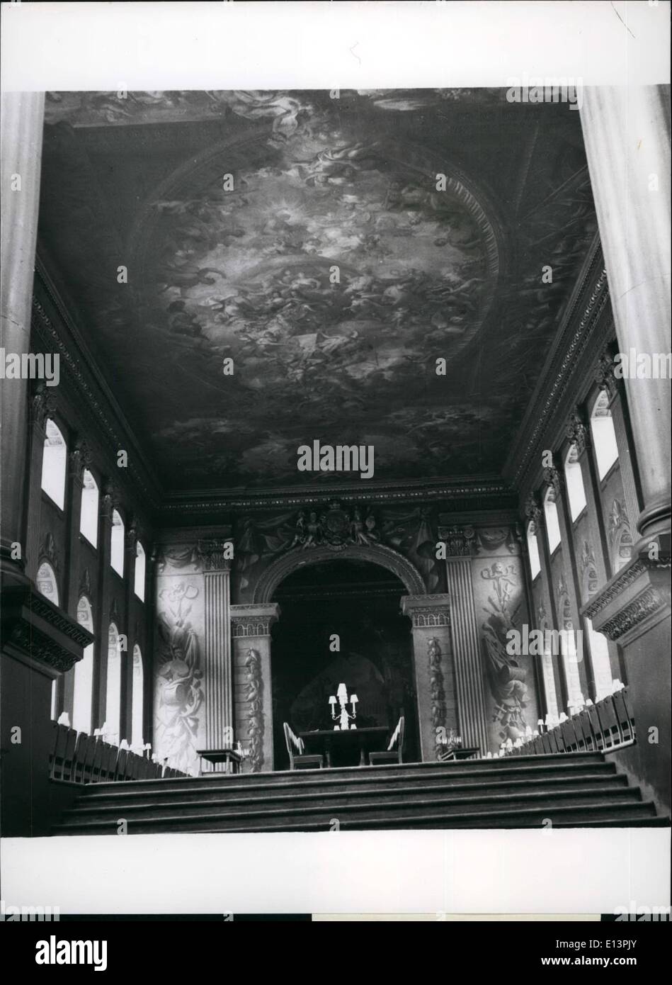 Mar 22, 2012 - Greenwich Palace; le tabelle previste per il pranzo nella sala dipinta, Greenwich, che sin dal 1939, è stato usato come una mensa ufficiali per l'Accademia Navale. Questo dà una bella vista del soffitto dipinto della sala inferiore, l'opera di Sir James Thornhill. Al centro dei dipinti di sabbia sono le figure del Royal fondatori del vecchio ospedale di Greenwich, re del Royal fondatore del vecchio ospedale di Greenwich, King William e Queen Mary circondato da figure della mitologia. Foto Stock