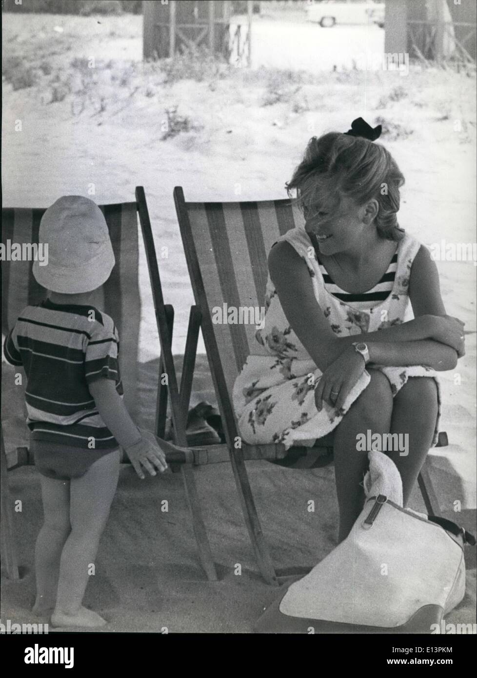 Mar 22, 2012 - Paola di Liegi e la sua famiglia presso la spiaggia di Marina di Massa, dove rimarranno per due mesi. Il piccolo Philippe gode di se stesso sulla spiaggia, mentre sua sorella principessa Astrid, dorme sul baby carrello. Foto Stock
