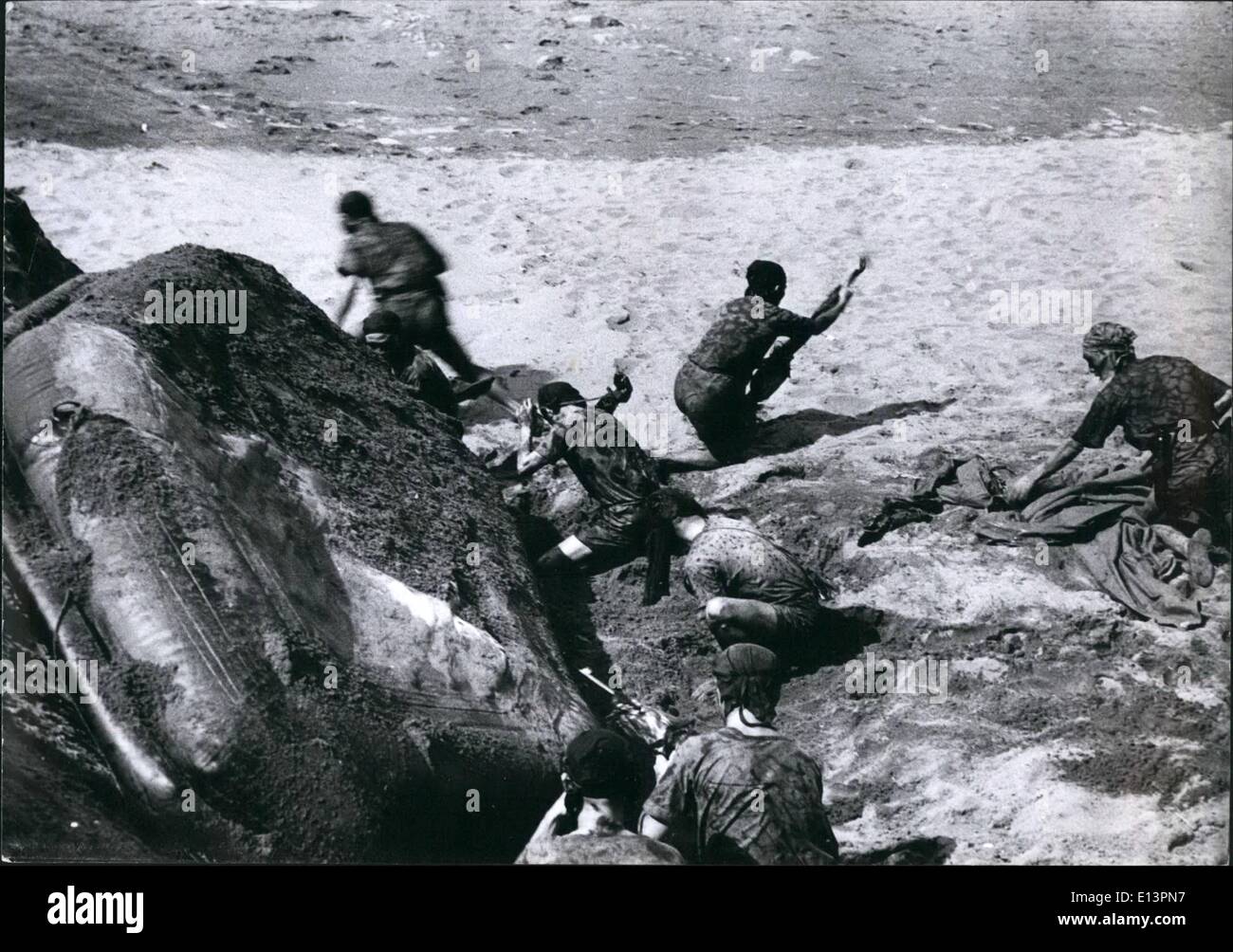 Mar 22, 2012 - Dopo aver posto la loro gonfiato zattera di gomma nel coperchio per il possibile uso di scappare, il nazionalista cinese sommozzatori Foto Stock