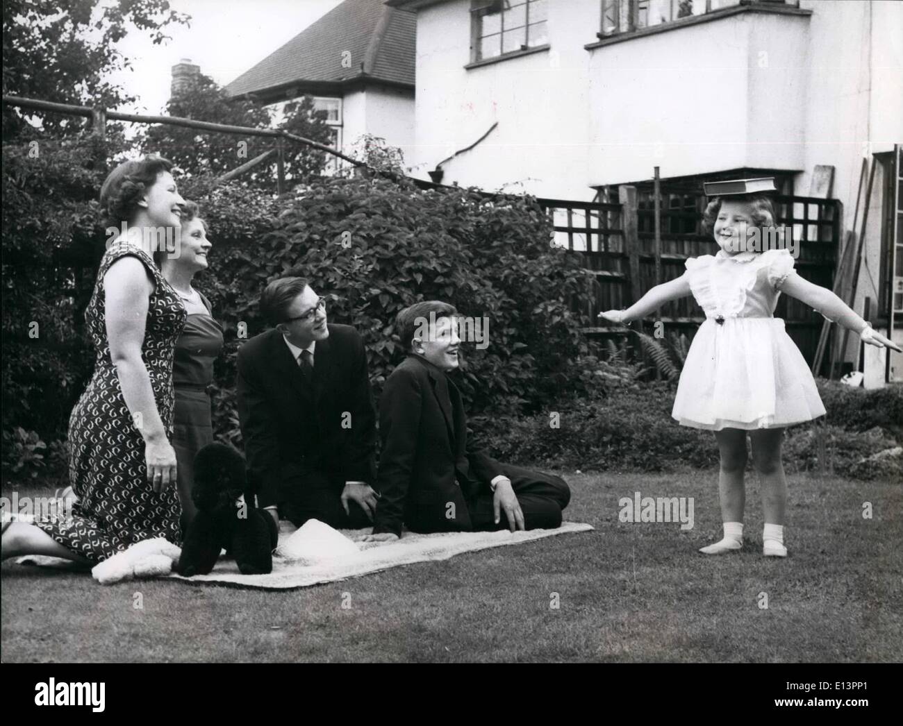 Mar 22, 2012 - Susana horss per essere un modello e gode di mostrare, ha dei membri della sua famiglia come lei stessa dei treni a piedi con un libro equilibrato sul suo capo Foto Stock