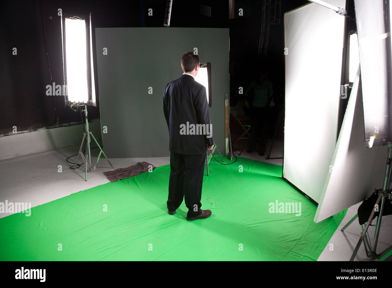 Maschio modello di moda in piedi in un film studio Foto Stock