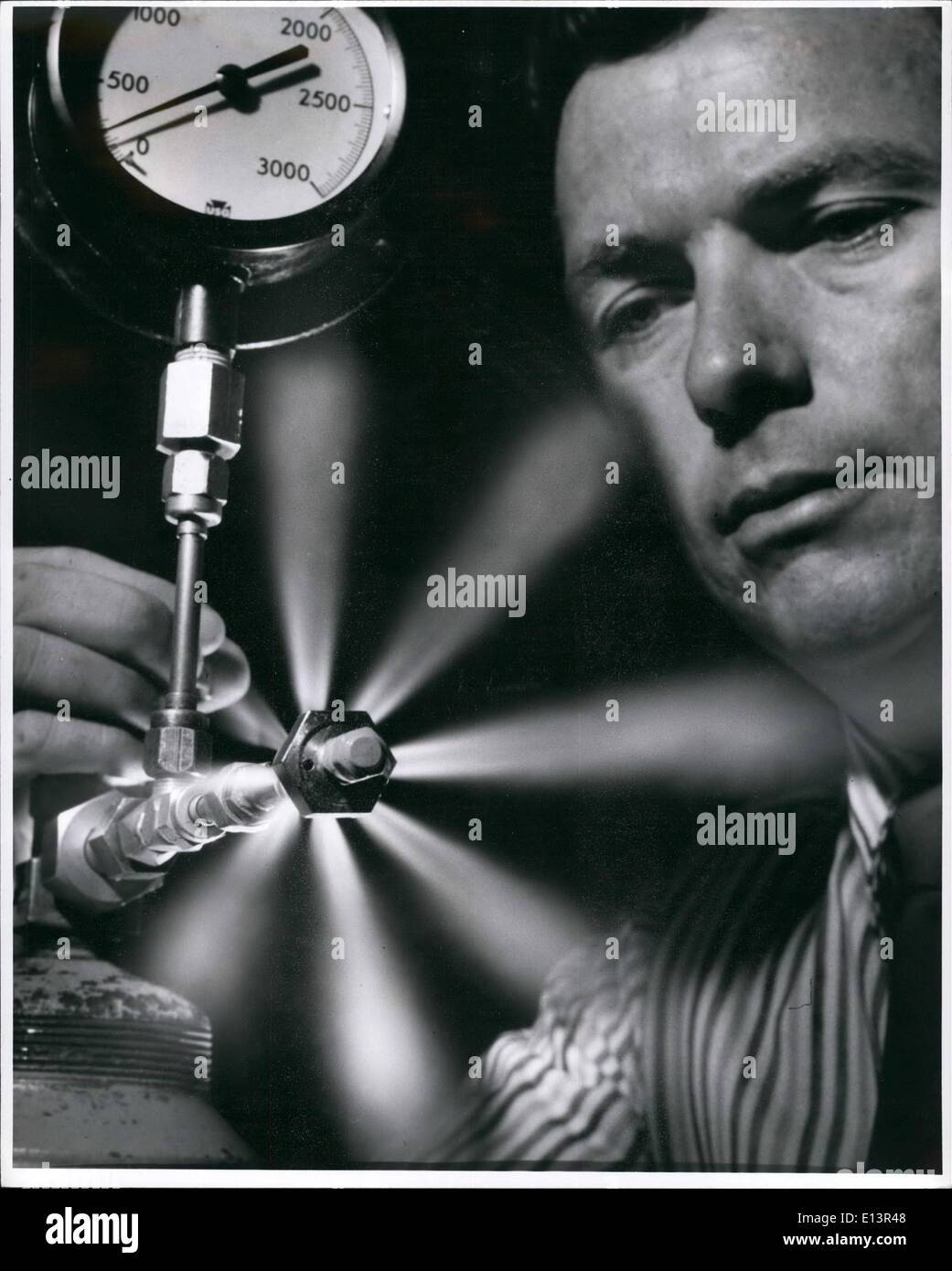 Mar 22, 2012 - vedere le stelle. : Streamers di luminosa burst di vapore da una nuova prevenzione infortuni valvola per aeromobili e attrezzature pesanti gomme e i gruppi ruota come è testato con il gas ad alta pressione all'B.F. Goodrich aerospaziale e difesa Prodotti vegetali, Troy, Ohio. Progettato per impedire accidentali sovragonfiaggio o pericolosa la generazione di pressione a causa del calore, le valvole sono preimpostate per rilasciare il gas prima che il pneumatico in modo sicuro il limite è raggiunto. Realizzata in tre dimensioni le valvole hanno una portata sufficiente a bi-pass gas dalla sorgente ad alta pressione accidentalmente lasciato collegato ad un gruppo ruota e pneumatico. Foto Stock