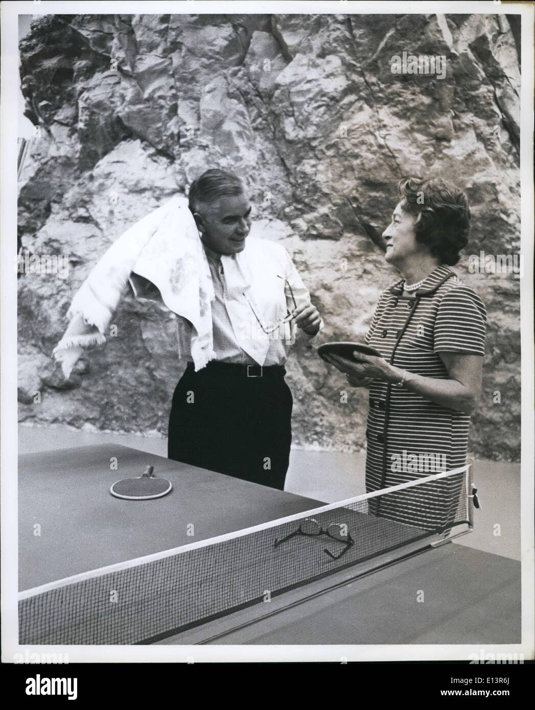 Mar 22, 2012 - Il Sig. e la sig.ra A. Douglas Walker giocando da ping pong nella loro metropolitana apt. Z Foto Stock Mar 22, 2012 - Il Sig. e la sig.ra A. Douglas Walker giocando da ping pong nella loro metropolitana apt. Z Foto Stock