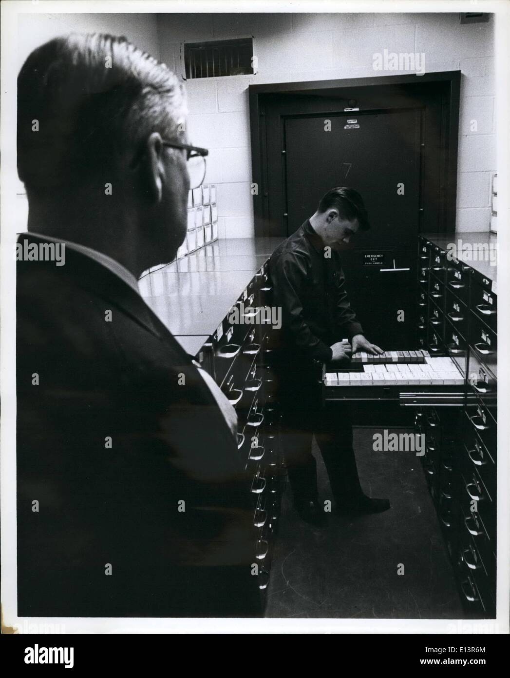 Mar 22, 2012 - Il Sig. Walker sovrintende alla gestione dei clienti' microfilm. Foto Stock