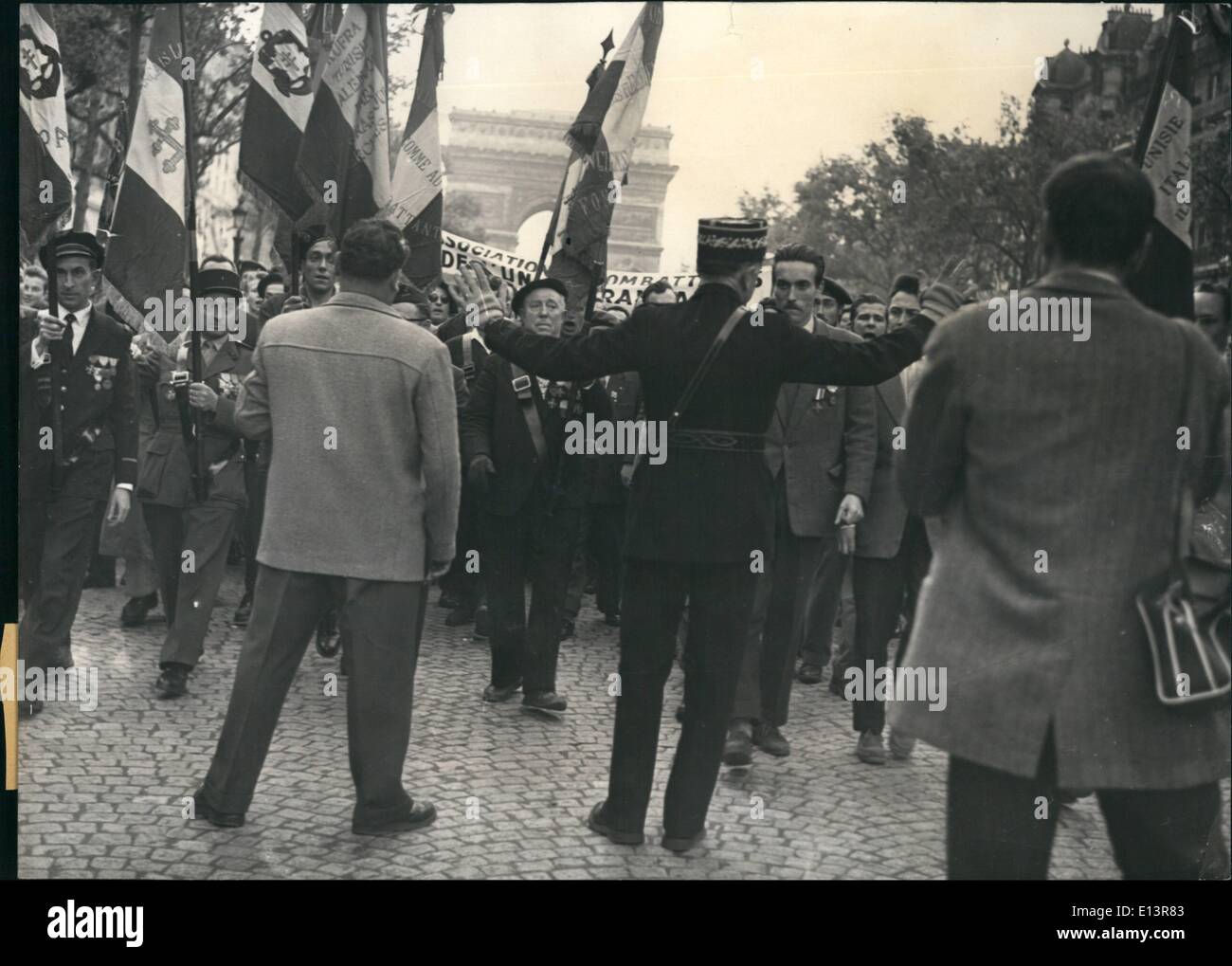 27 mar 2012 - Polizia combatte Parigi Mobs: una folla di 600 nazionalista swarmed francesi lungo gli Champs Elysees ieri sera e ho cercato di tempesta l'Assemblea nazionale francese. La foto mostra un alto rango funzionario di polizia cerca di calmare la folla. Foto Stock