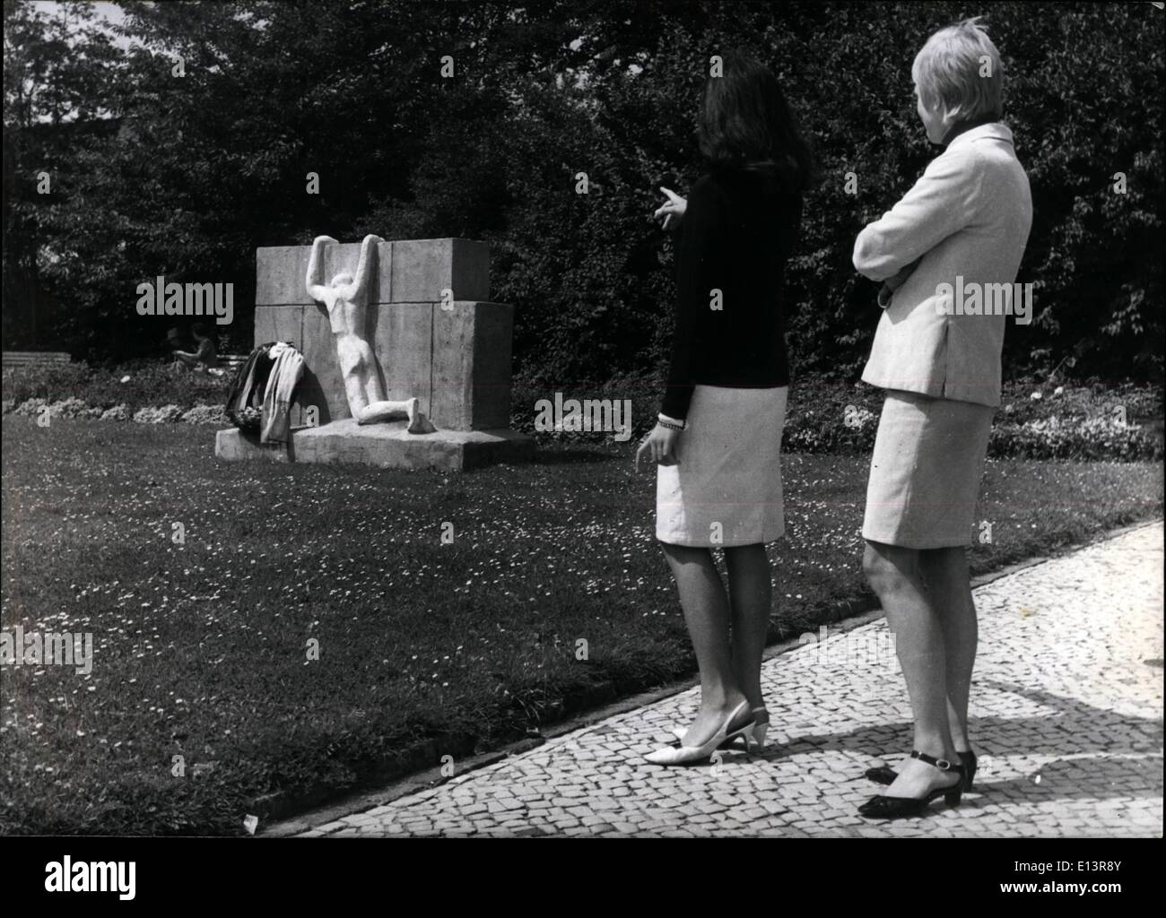 27 mar 2012 - La memoria di coloro che sono morti in corrispondenza della parete di Berlino Ovest di fronte alla chiesa di San Matteo Foto Stock