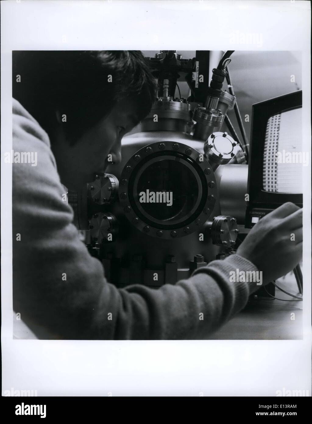 Mar 22, 2012 - Una macchina al rivale di SHERLOCK: Palo Alto, California, 7 Febbraio - Sofisticato detective del lavoro è la specialità di questo nuovo sistema automatizzato da Varian Associates di Palo Alto. Si può misurare la composizione chimica della parte superiore di uno o due strati di atomi su un campione di superficie, aiutando gli scienziati e ingegneri scoprire minuto delle contaminazioni che possono causare enormi problemi nei campi dell'alta tecnologia come la microelettronica, materiali spaziali e l'energia solare Foto Stock