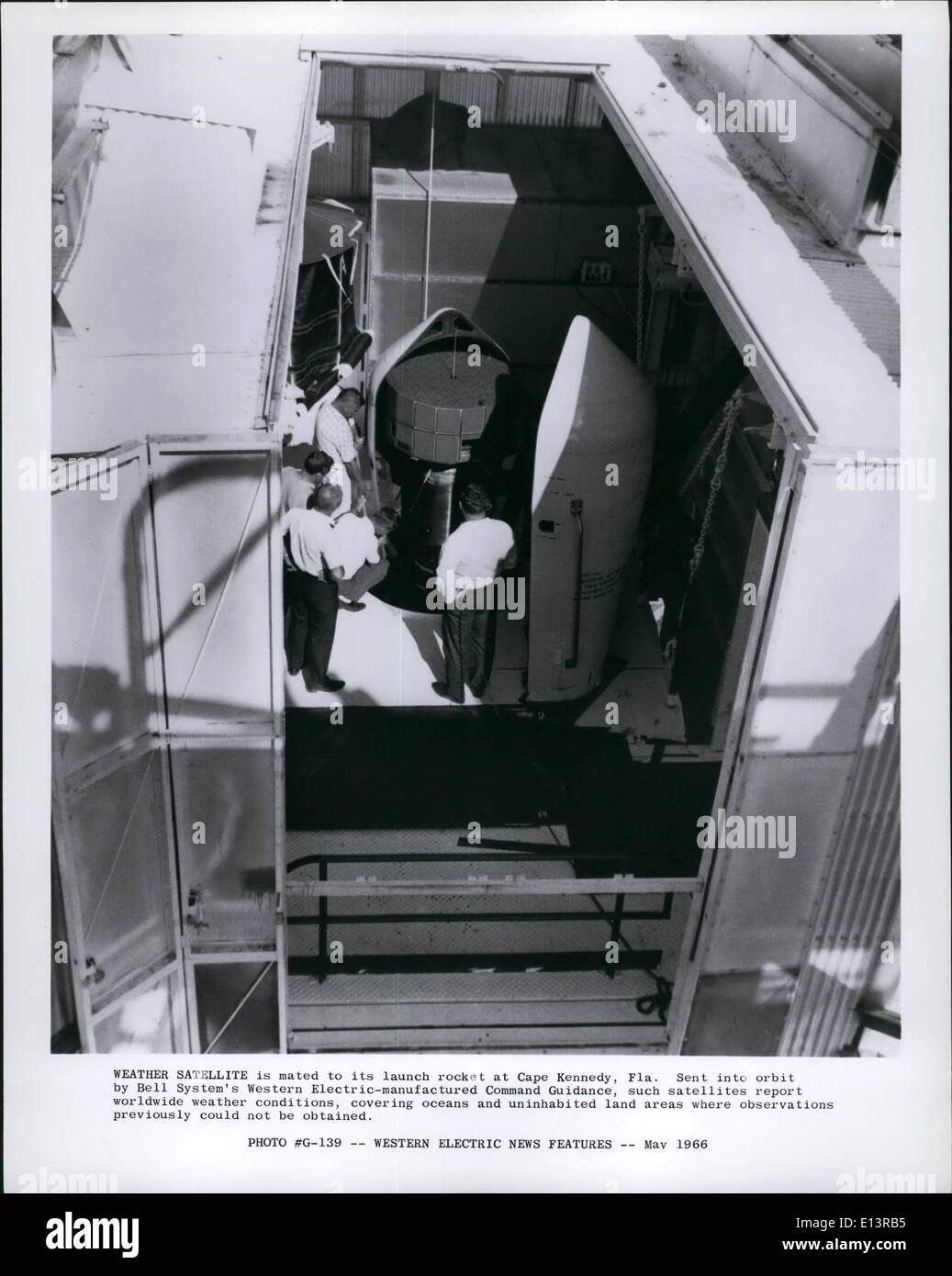 Mar 22, 2012 - meteo Satellite è accoppiato al suo lancio razzo a Cape Kennedy, Fla. inviato in orbita da Campana del sistema Western Electric-fabbricato il comando guida, tale relazione di satelliti in tutto il mondo condizioni meteo, coprendo gli oceani e disabitata zone di terreno in cui le osservazioni precedentemente non poteva essere ottenuto. Foto Stock