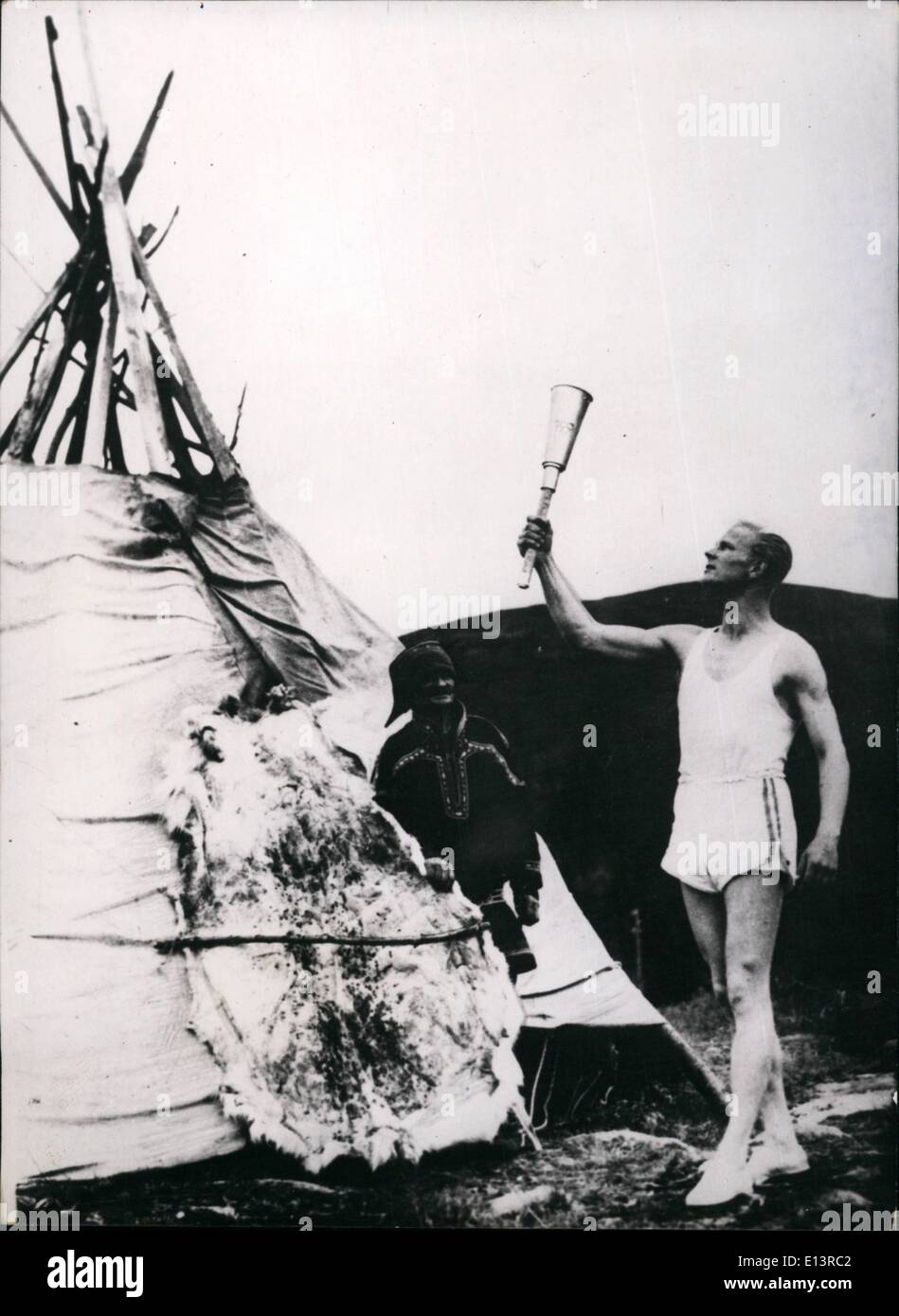 27 mar 2012 - (MOLTO) PRESTO apertura dei Giochi Olimpici del 1952 si svolgerà a Helsinki Findander athlet portando la fiamma olimpica coppia anteriore di un ''lapon igloo" Foto Stock