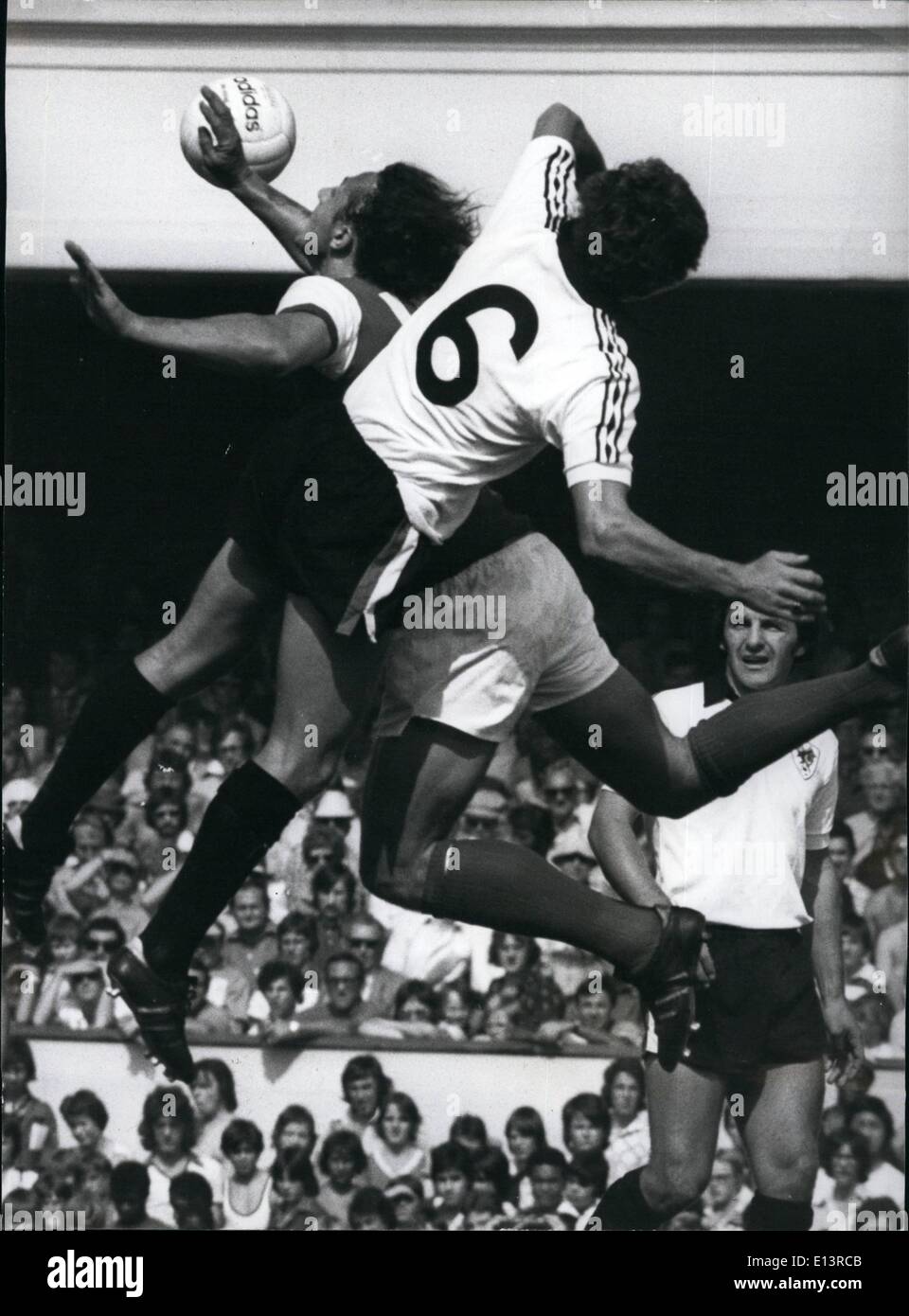 27 mar 2012 - Raggiungere per esso graziosamente: Geoff Kerrick di Bristol City fa un balletto stile di salto per la palla allo stesso tempo come l'Arsenal John Radford, durante una partita a Highbury. Foto Stock