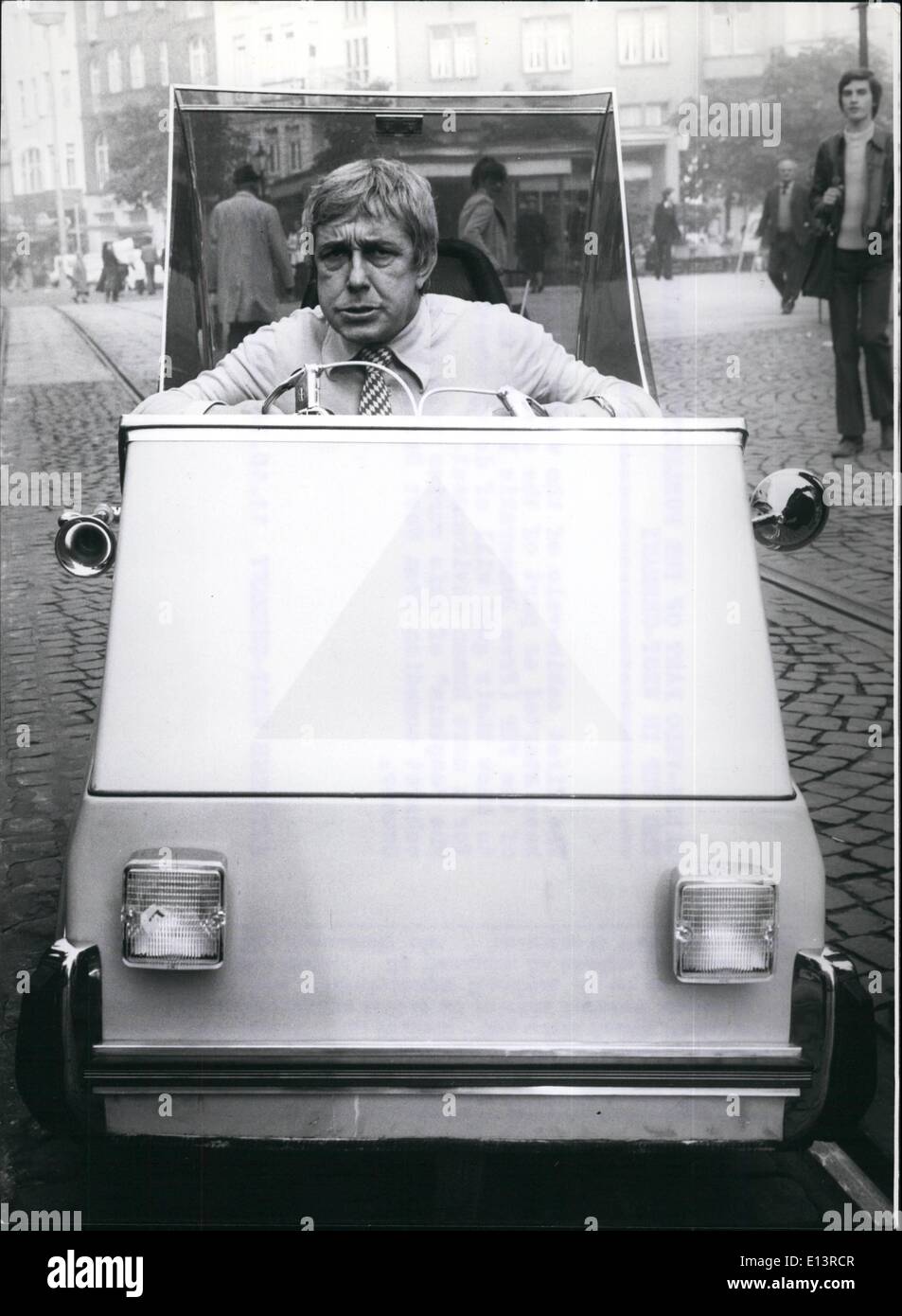 27 mar 2012 - Cabin-Velo parte della campagna pubblicitaria della FDP in Occidentale-Germania.: la prima cabina-velo del mondo (foto) è stato avviato come parte dell'elezione-campagna della FDP (Partito Democratico Libero) a Bonn per mostrare la loro buona volontà di fare qualcosa di più di un ambiente umano. ''Capitano'' di questa curiosità velo è il famoso cabaret comico da Berlino ovest, Wolfgang Gruner. Foto Stock