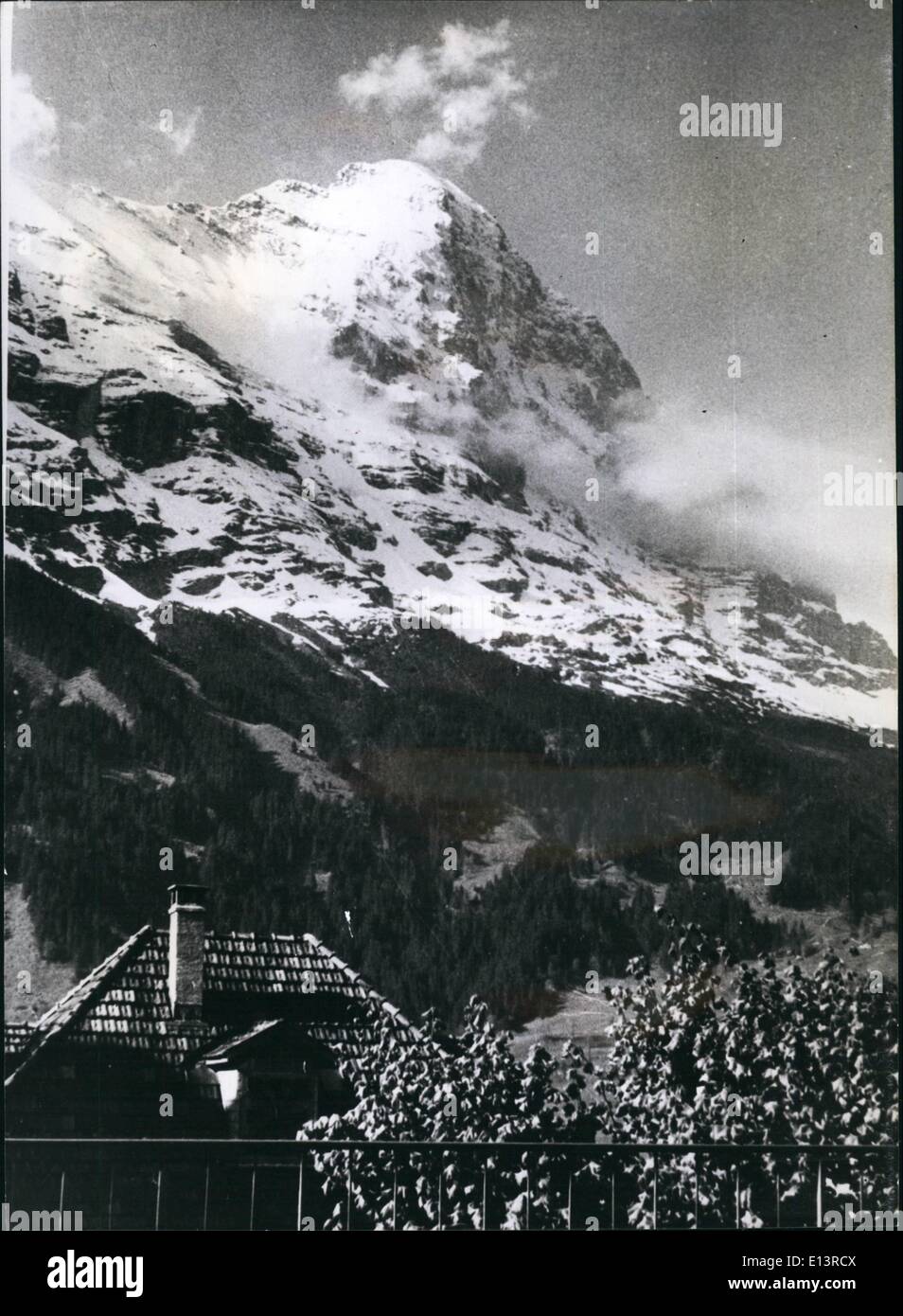27 mar 2012 - Ghiacciai sono in fase di studio - in parte perché essi costituiscono il dieci per cento del mondo la superficie di terra e in parte perché essi sono ora la fusione. Questa è la faccia del nord del Eigher nel Yungfrau dove un ghiacciaio di unità di ricerca è di lavorare più di 11.000 piedi tra ghiaccio e neve. Foto Stock