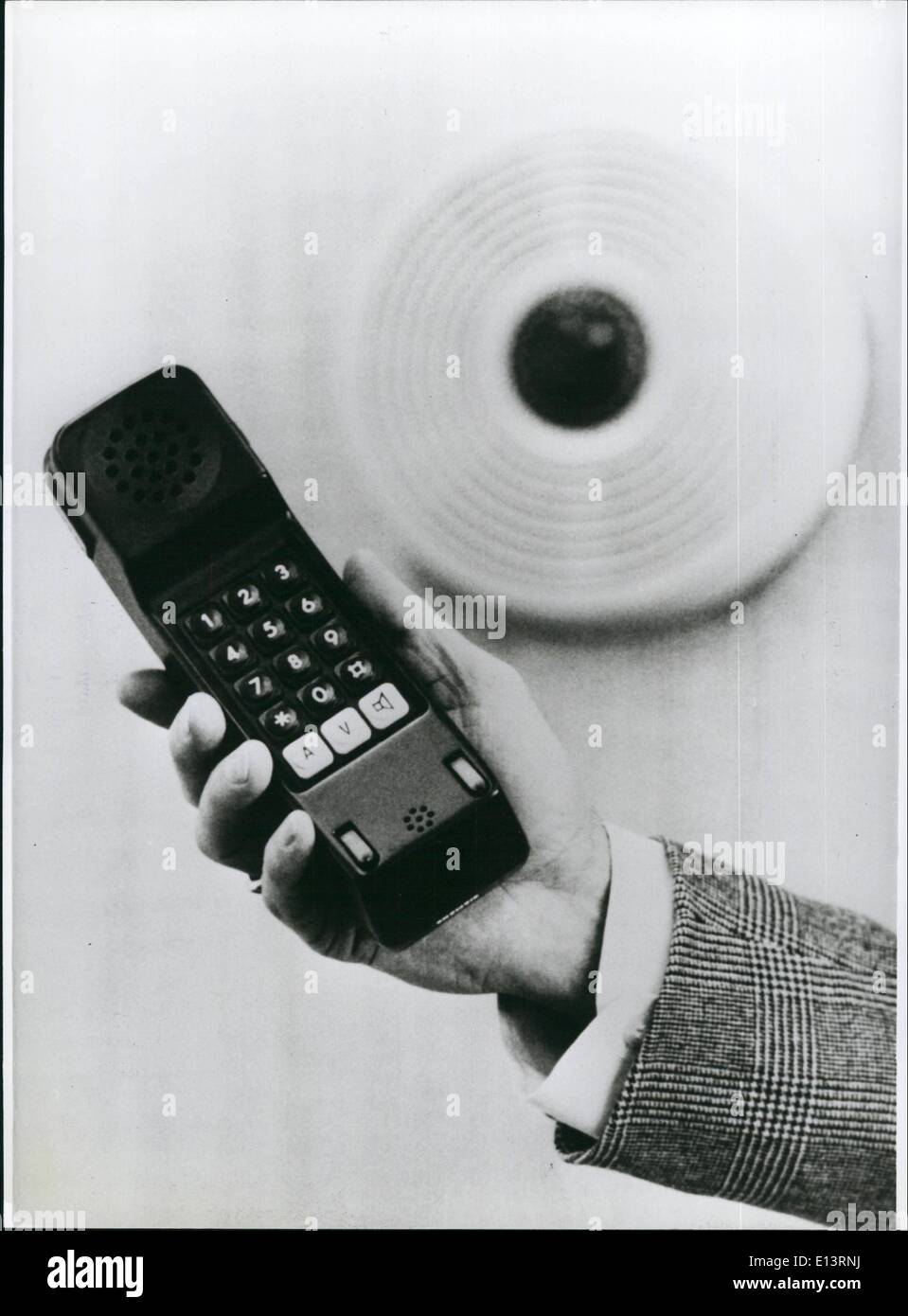 27 mar 2012 - un nuovo telefono Wireless un breve tempo aghttp://204.75.12.232/lavoratore/index.php/images/ruotare/?i=http%3A%2f%2F204.75.12.232%2Fimages%2FKSB%2FKSB70759.jpg&d=0o Siemens ha introdotto il prototipo di un telefono che consiste solo di un auricolare e hanno inoltre alcun filo. L'utente assume un parlare, ascoltare e comporre un ricevitore modificato (foto) - Con esso egli può ''wireless'' spostare gratuitamente in camera. Una connessione infrarossi come utilizzato in radio-remote controller trasmesso la melodia e il dial-informazioni dal ricevitore per un costruito in stazione (in background) con una linea telefonica in comune Foto Stock