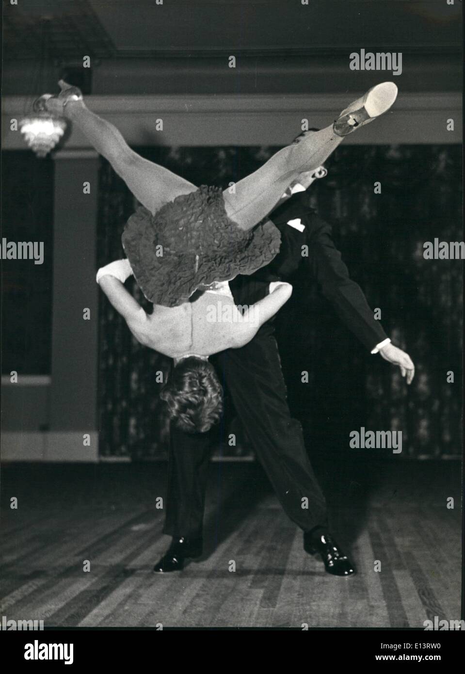 27 mar 2012 - Il retro di Patricia la testa è visibile, ma Neil è nascosto dalla vista come egli lanci di sua moglie in un turno di spin, durante la loro danza. Foto Stock