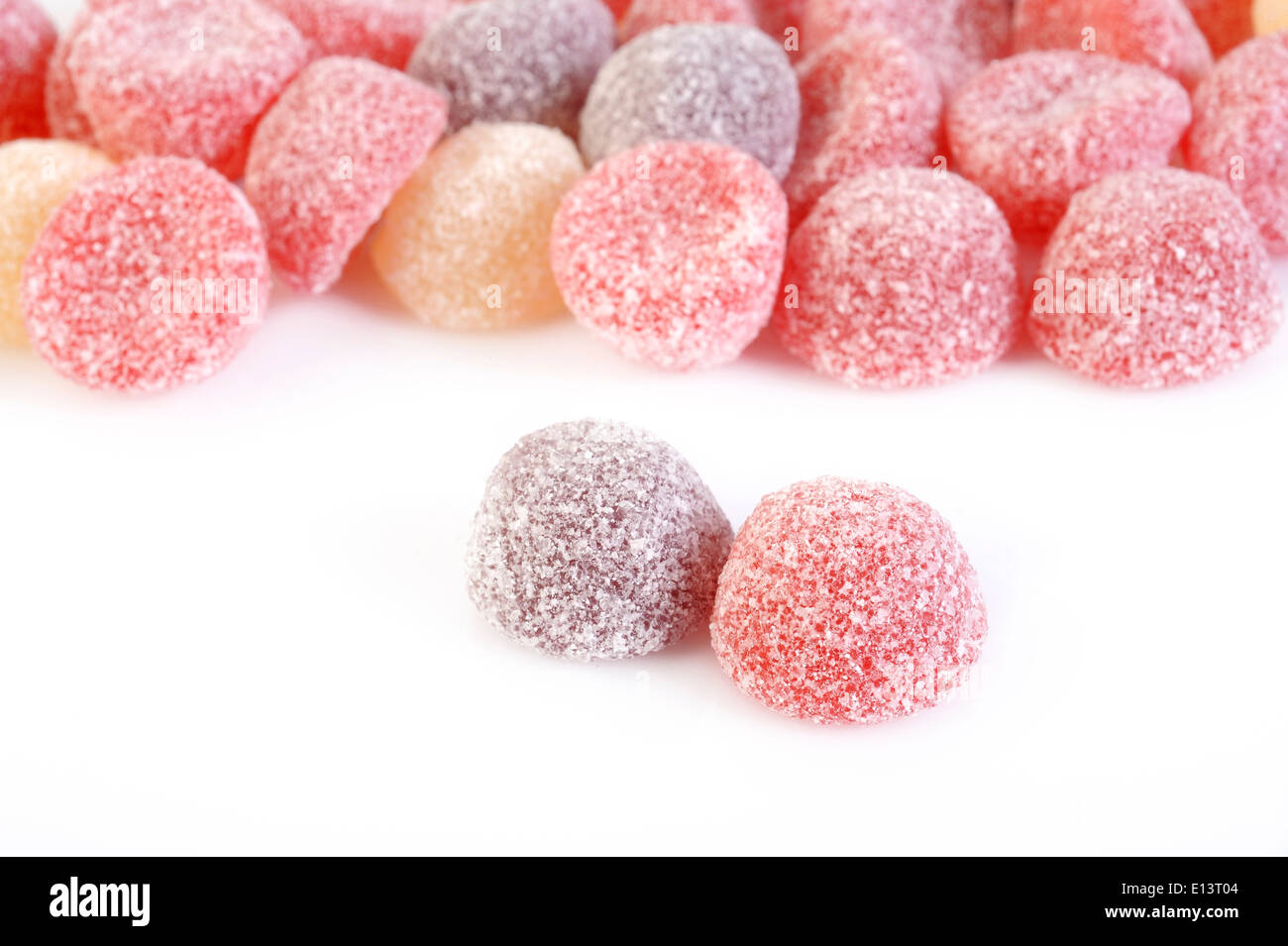 Gelatina di bacche selvatiche su sfondo bianco Foto Stock