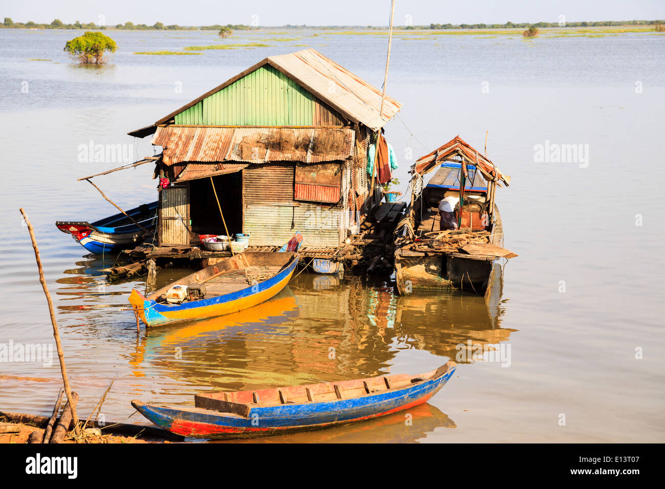 Pescatore casa galleggiante nel Tonle Sap Cambogia Foto Stock